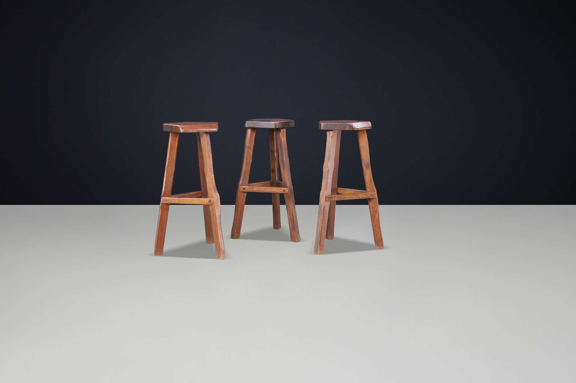 Brutalist Olavi Hänninen Brutalist Elm Wood Bar Stools, Finland 1960s Mid-20th century