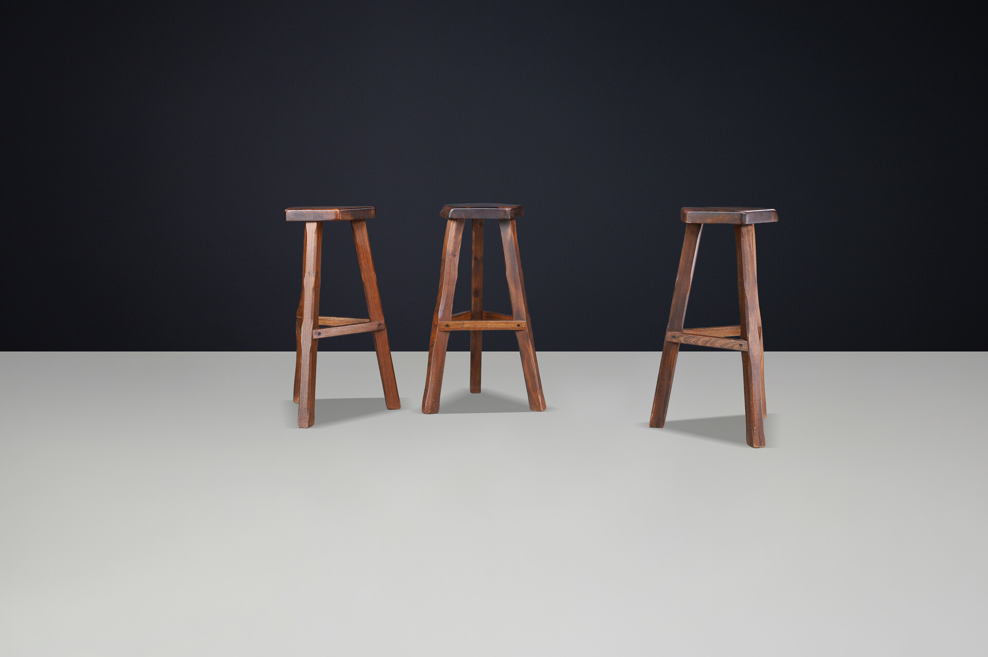 Brutalist Olavi Hänninen Brutalist Elm Wood Bar Stools, Finland 1960s Mid-20th century