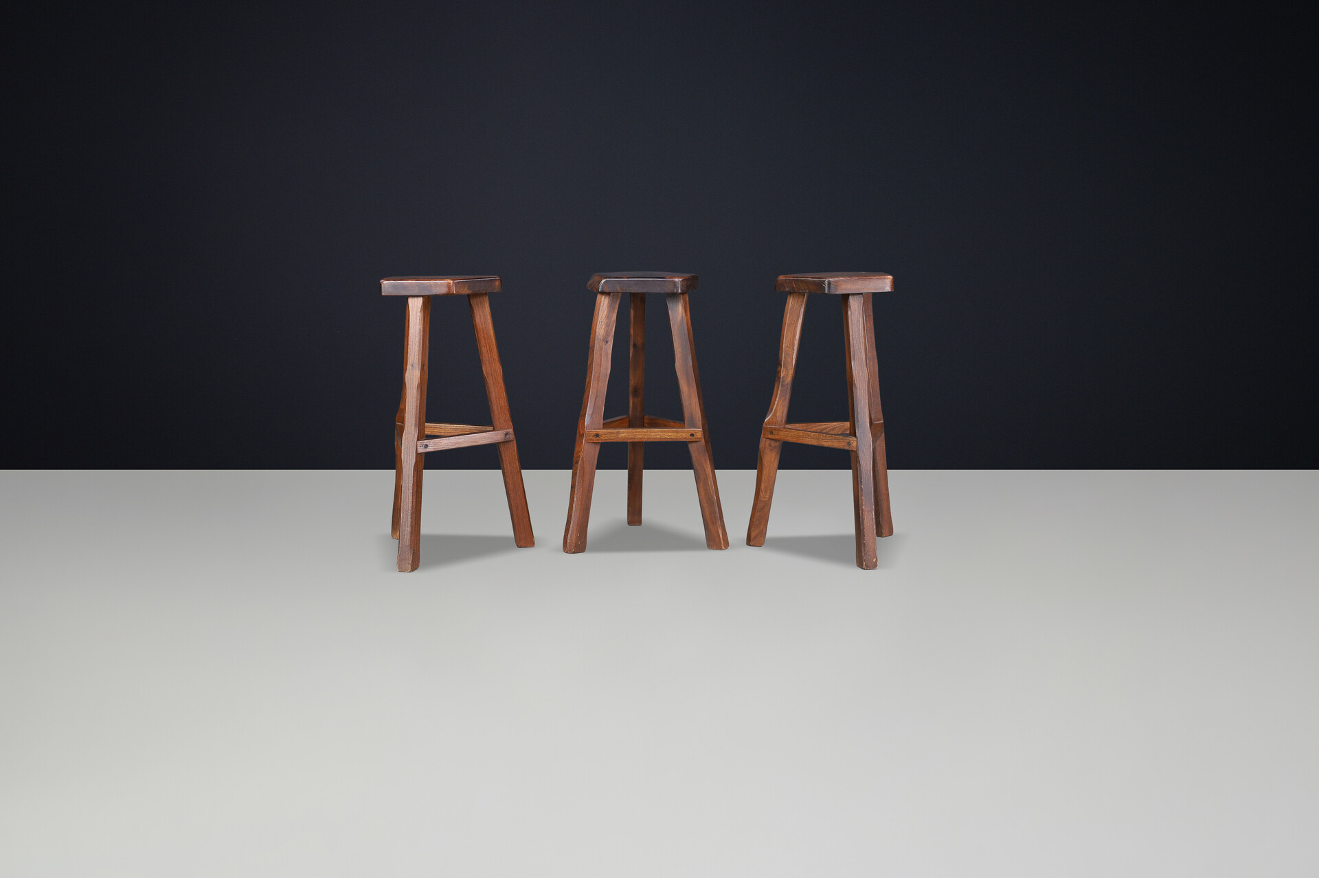 Brutalist Olavi Hänninen Brutalist Elm Wood Bar Stools, Finland 1960s Mid-20th century