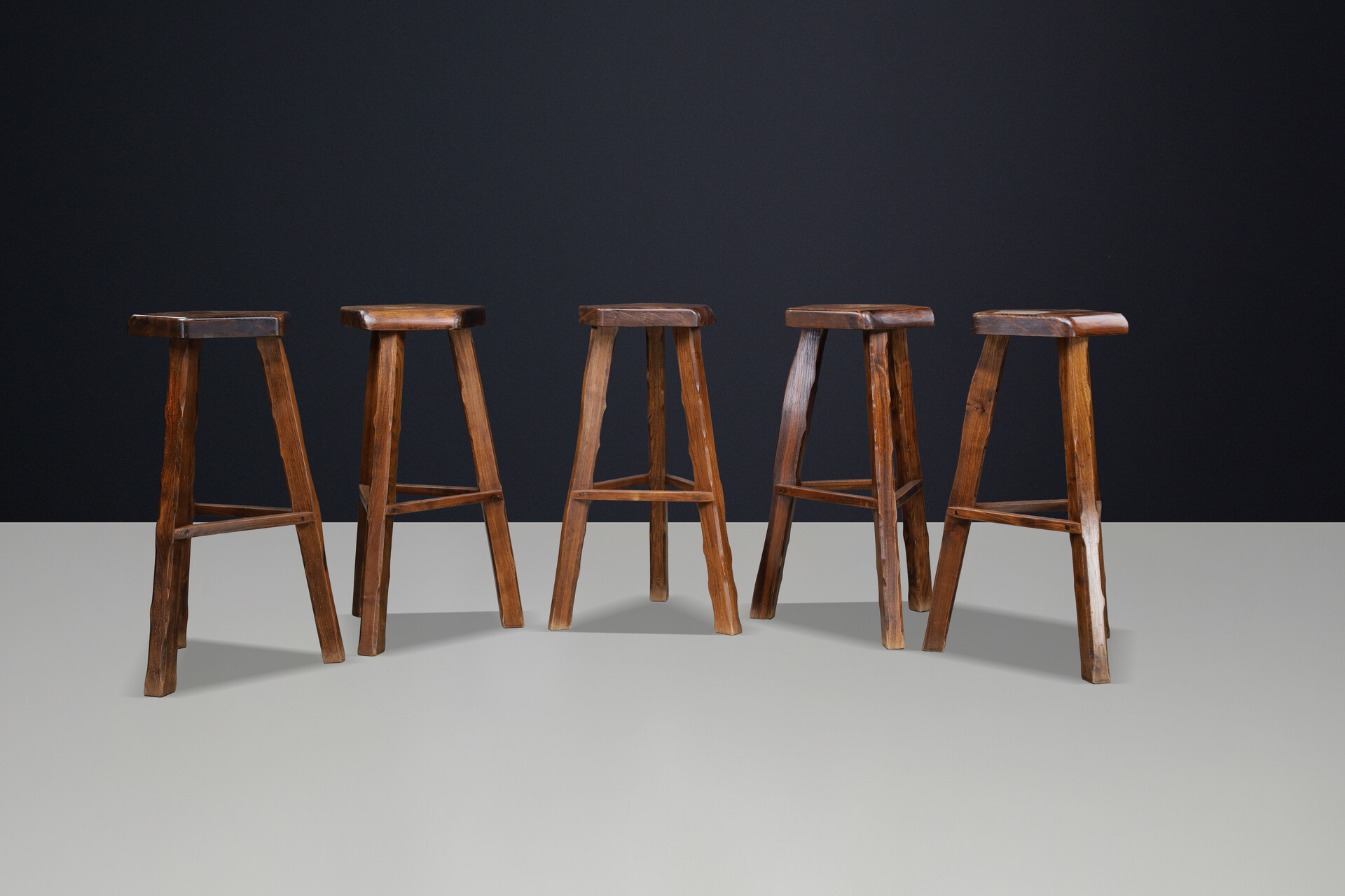 Brutalist Olavi Hänninen Brutalist Elm Wood Bar Stools, Finland 1960s Mid-20th century