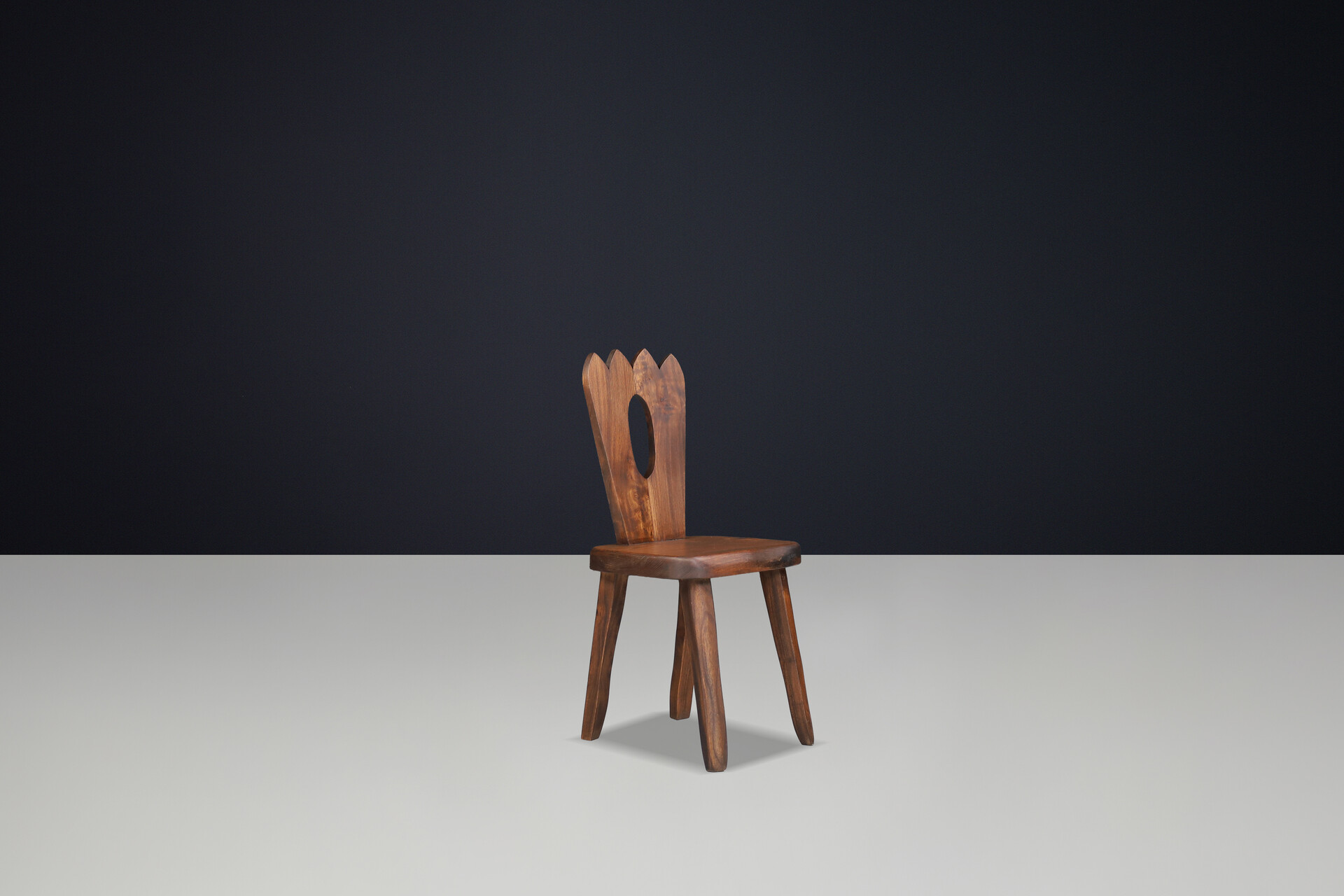 Brutalist Sculptural Olavi Hänninen “King’s Chairs” in Solid Elm, Finland, 1970 Late-20th century