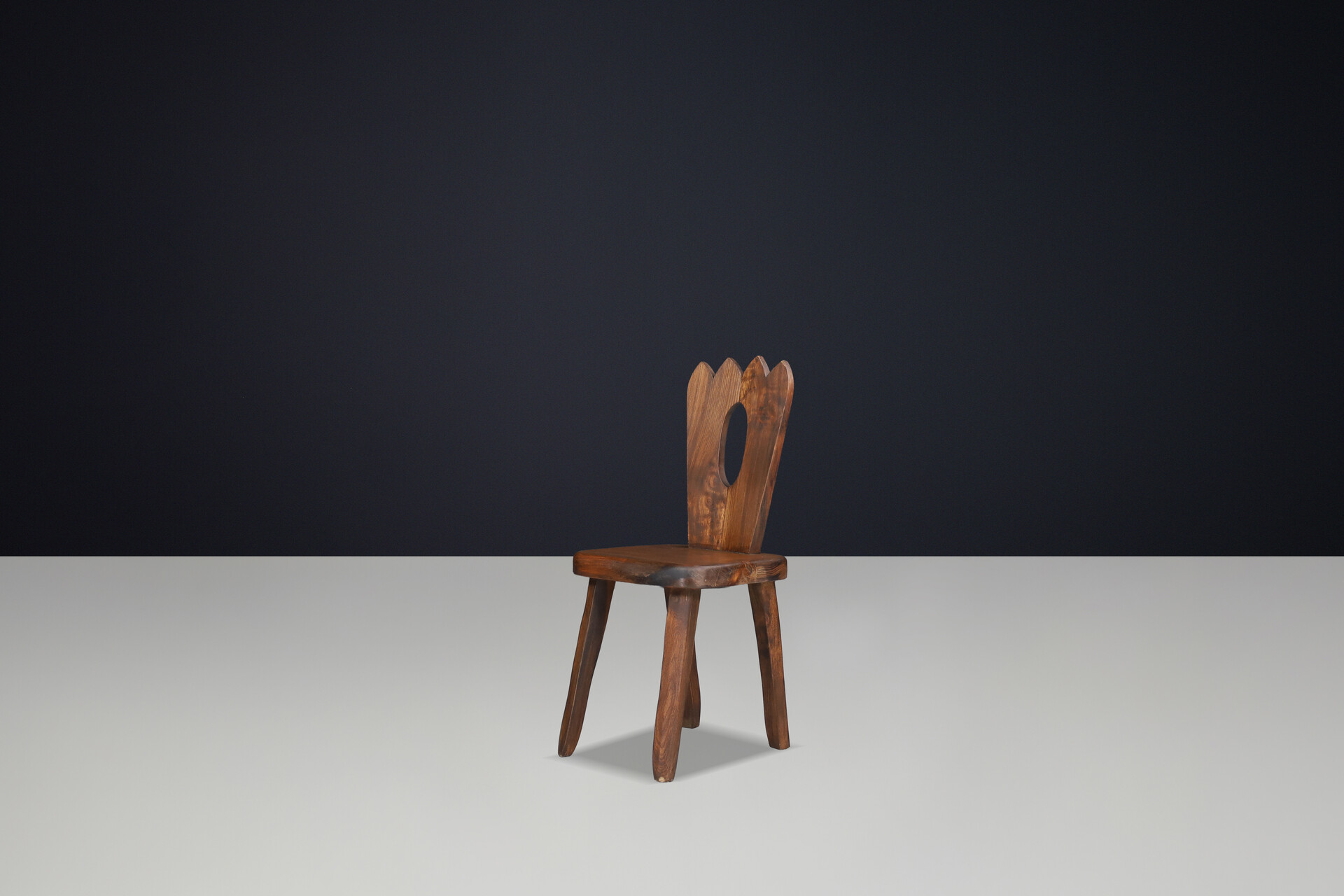 Brutalist Sculptural Olavi Hänninen “King’s Chairs” in Solid Elm, Finland, 1970 Late-20th century