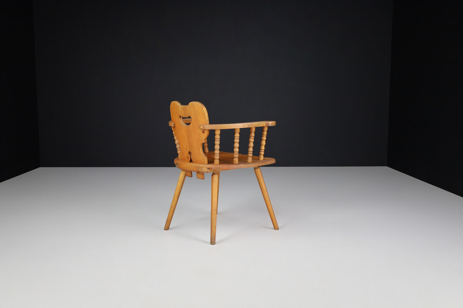 Country-farm house Pine armchair , Zwitzersland 1950s Mid-20th century