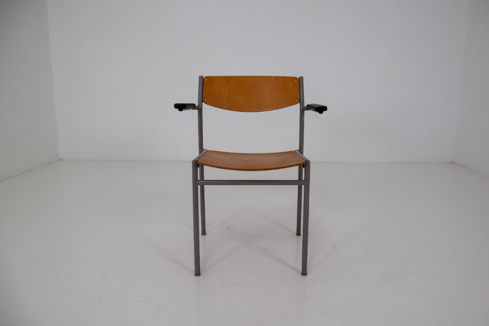Crazy set of 100 x comfortable industrial plywood chairs, produced in Holland 