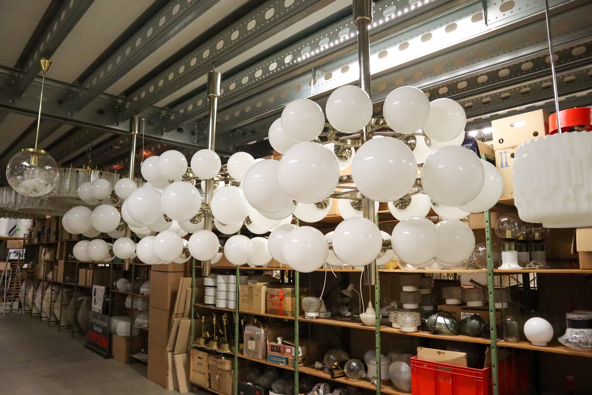 Davidowski.Nl Offers A Wide Range Of Original Mid-Century Design, Vintage, Industrial, Antiques As Well As One Of A Kind Items For Any Event, Movie, Television & Stage Productions .