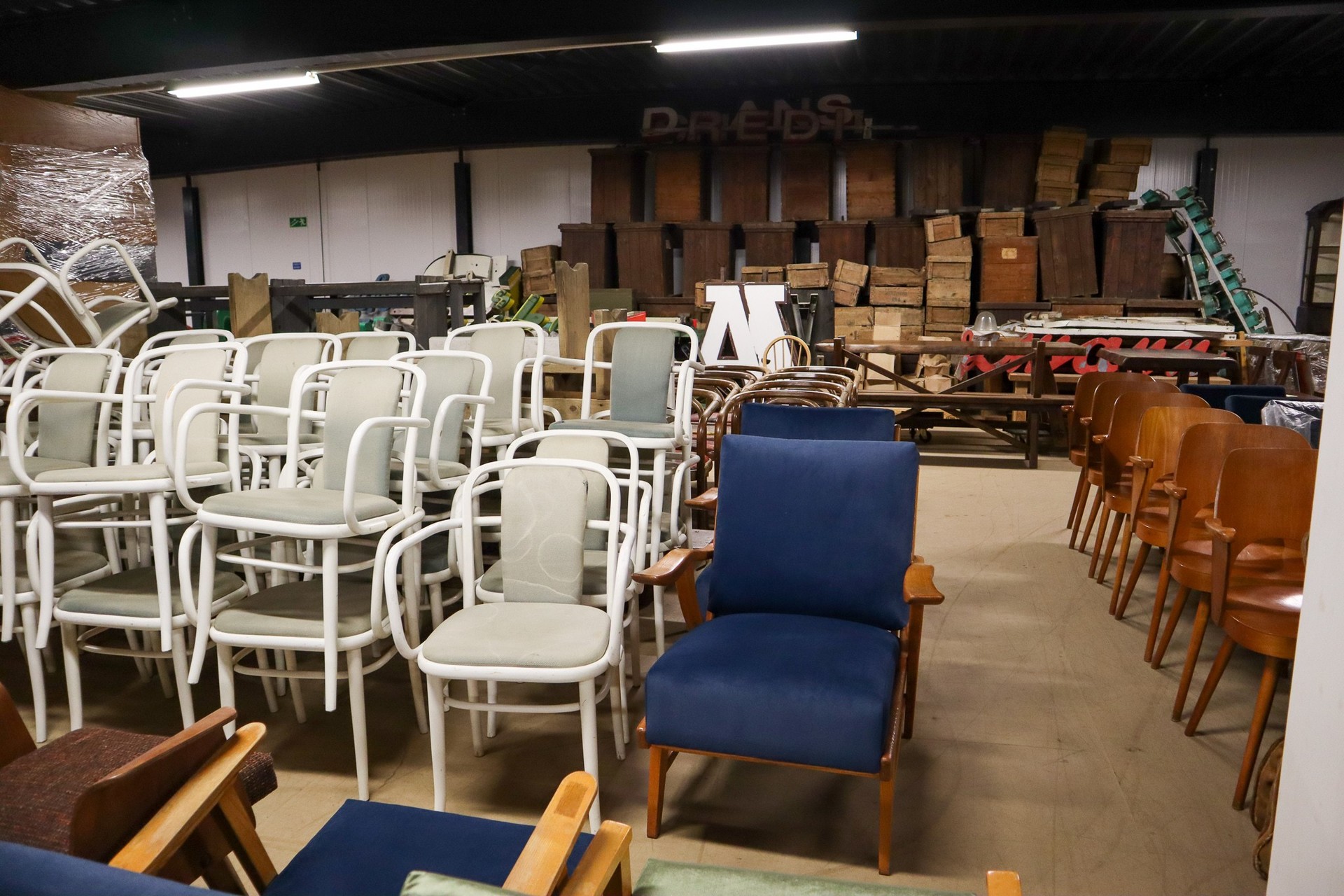 Davidowski.Nl Offers A Wide Range Of Original Mid-Century Design, Vintage, Industrial, Antiques As Well As One Of A Kind Items For Any Event, Movie, Television & Stage Productions .