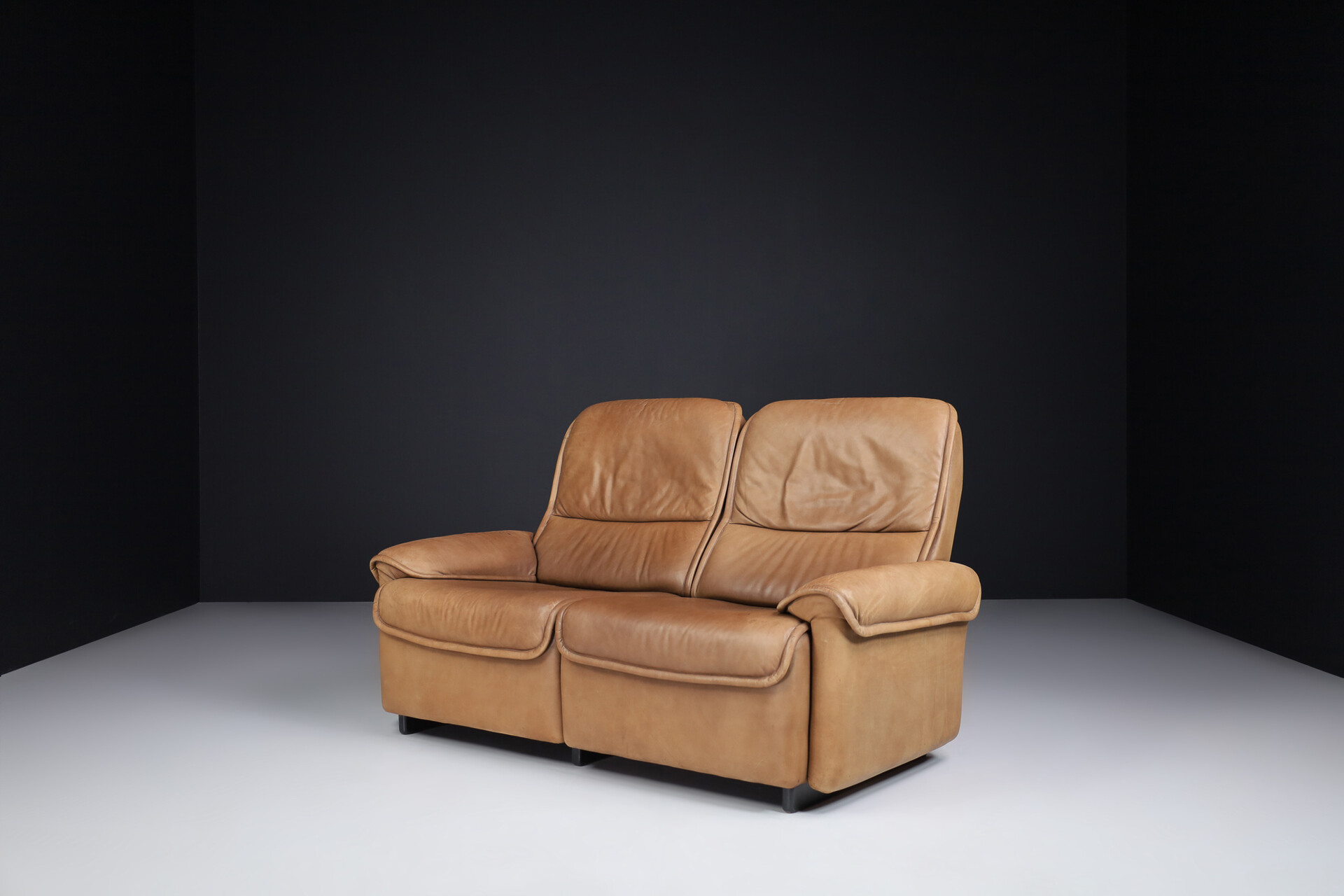 Design Mid Century Modern Patinated Leather Lounge sofa , Zwitserland 1960s Late-20th Century Mid-20th century