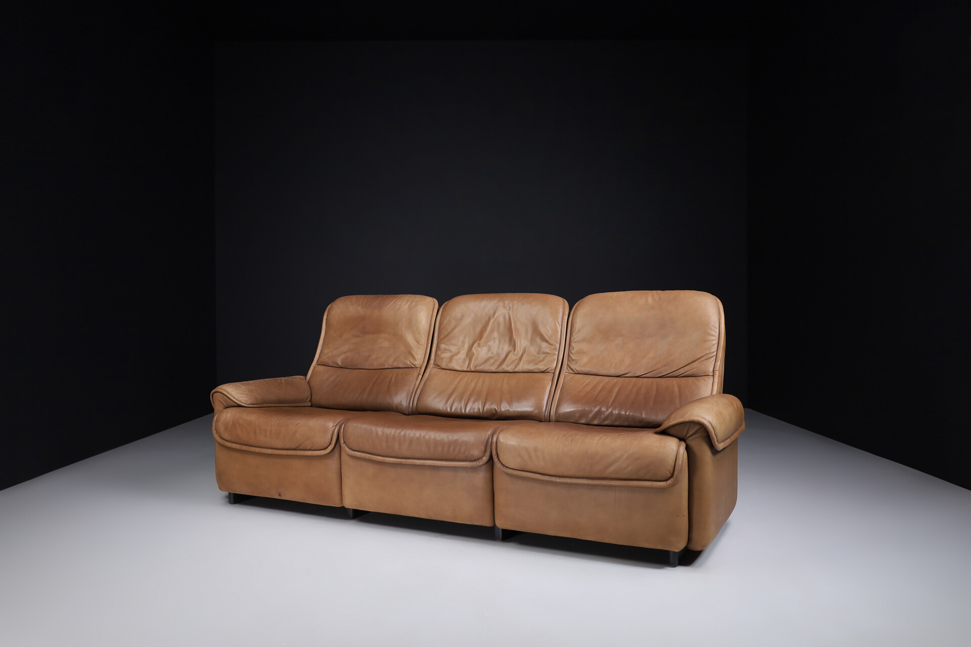 Design Mid Century Modern Patinated Leather Lounge Sofa , Zwitserland 1960s Mid-20th century