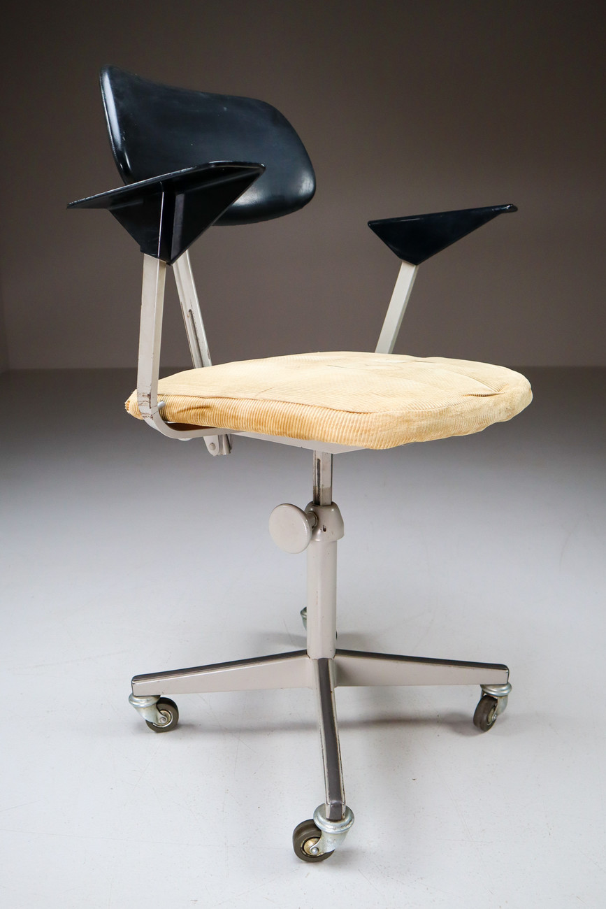 Dutch Architect Adjustable Revolving De Cirkel Chair by Friso Kramer Mid-20th century