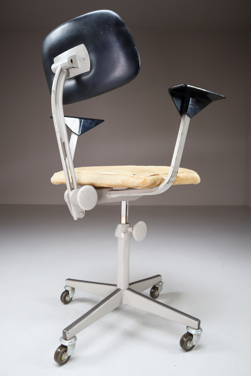 Dutch Architect Adjustable Revolving De Cirkel Chair by Friso Kramer Mid-20th century