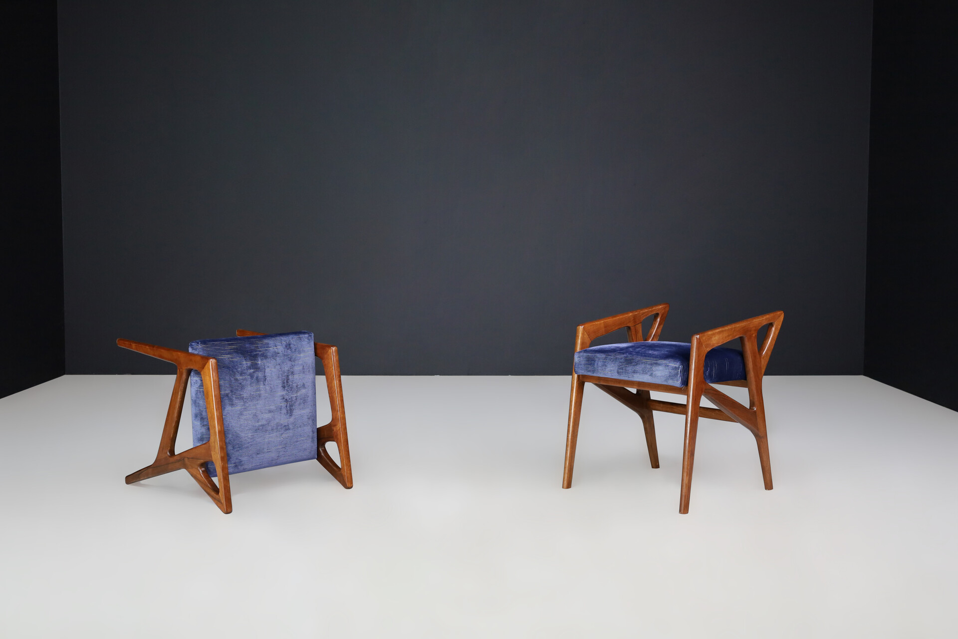 Gio Ponti for Cassina Sculptural Stools in Walnut, Italy, 1950s. Mid-20th century