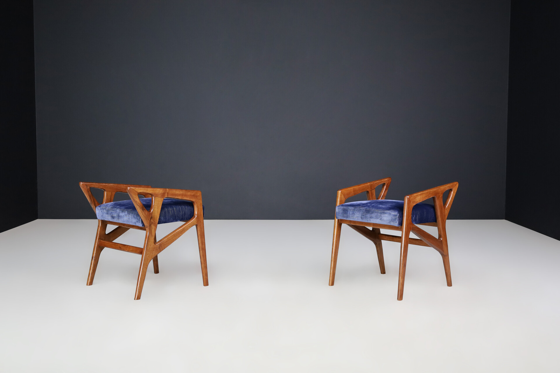 Gio Ponti for Cassina Sculptural Stools in Walnut, Italy, 1950s. Mid-20th century