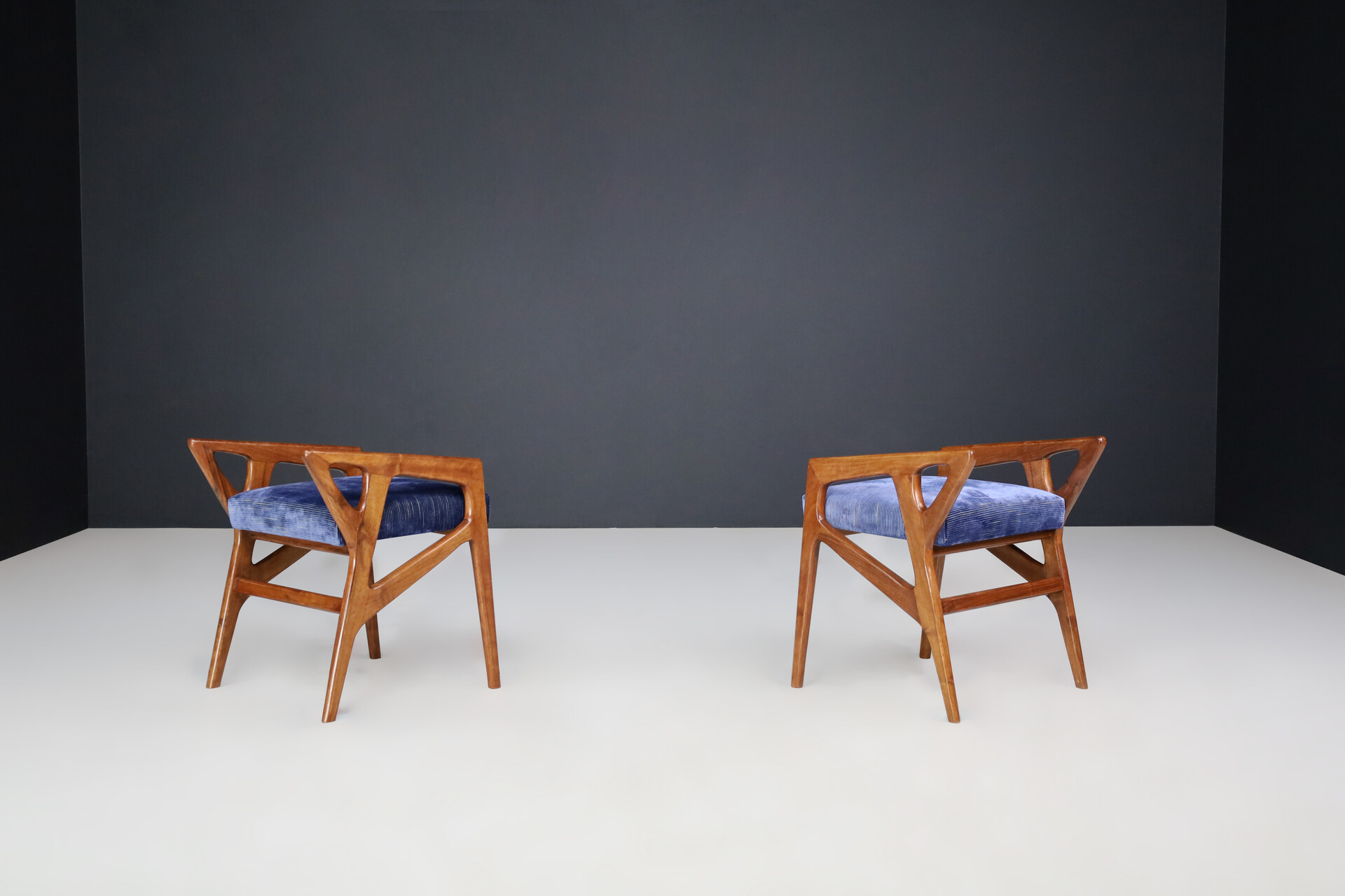 Gio Ponti for Cassina Sculptural Stools in Walnut, Italy, 1950s. Mid-20th century