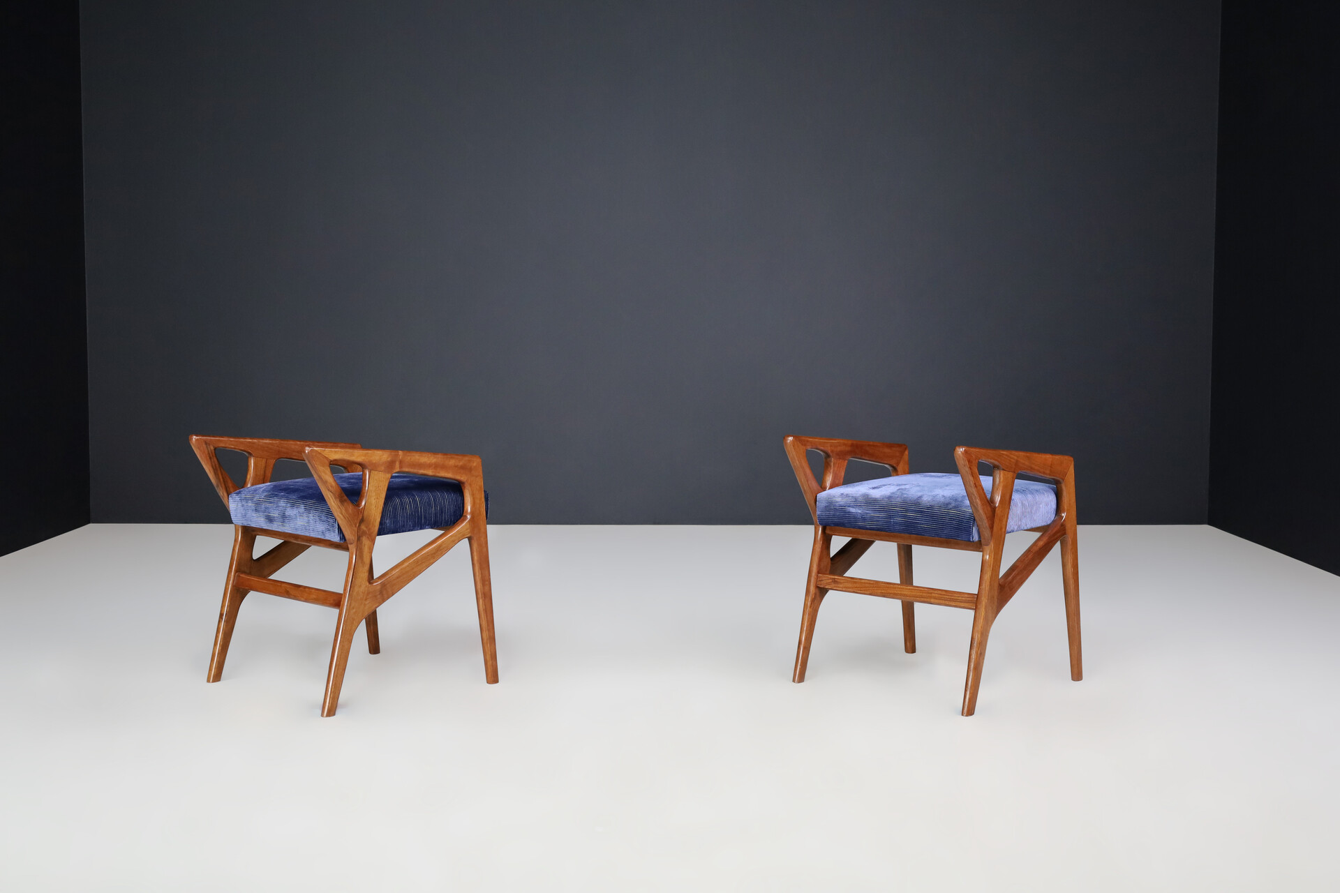 Gio Ponti for Cassina Sculptural Stools in Walnut, Italy, 1950s. Mid-20th century
