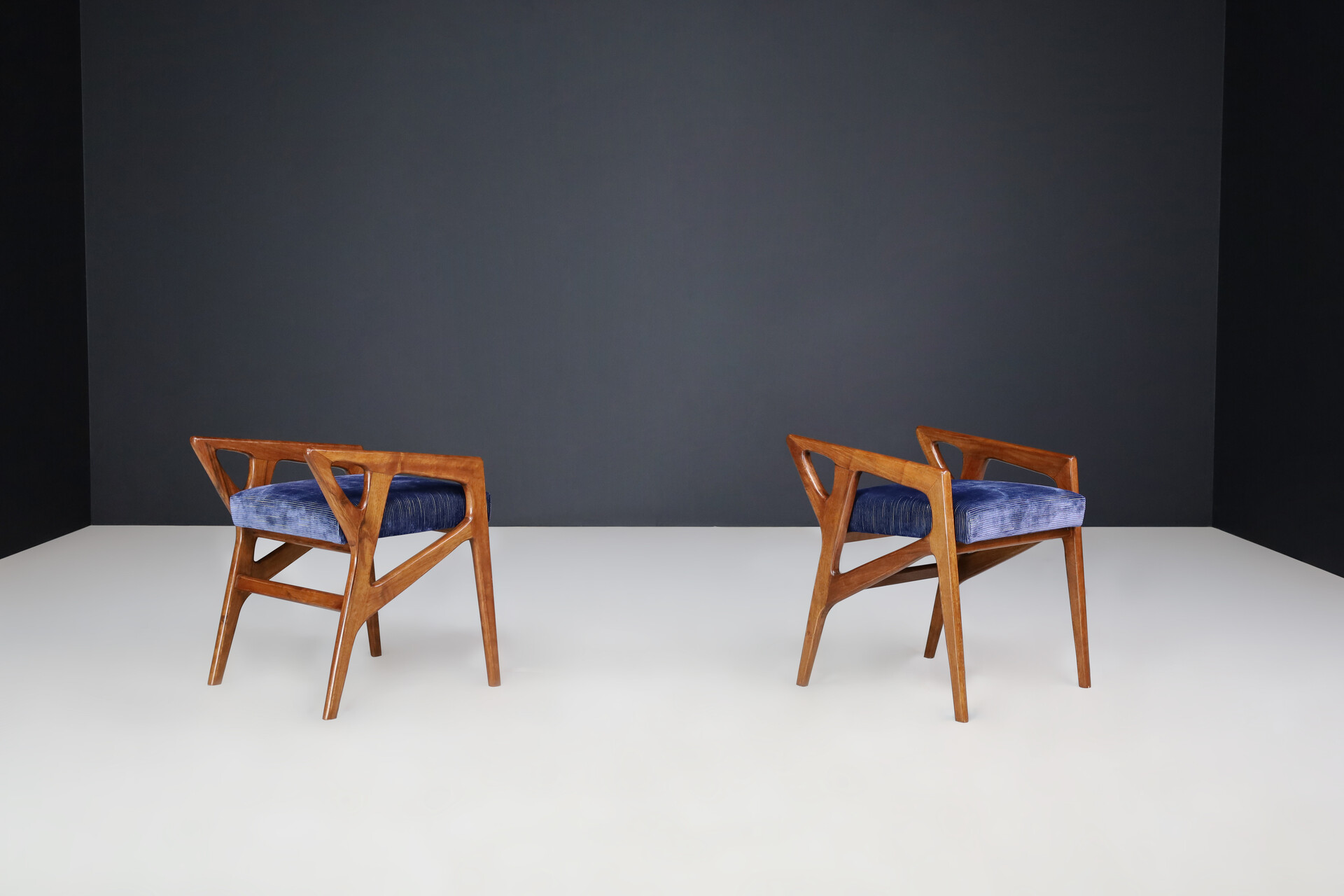 Gio Ponti for Cassina Sculptural Stools in Walnut, Italy, 1950s. Mid-20th century