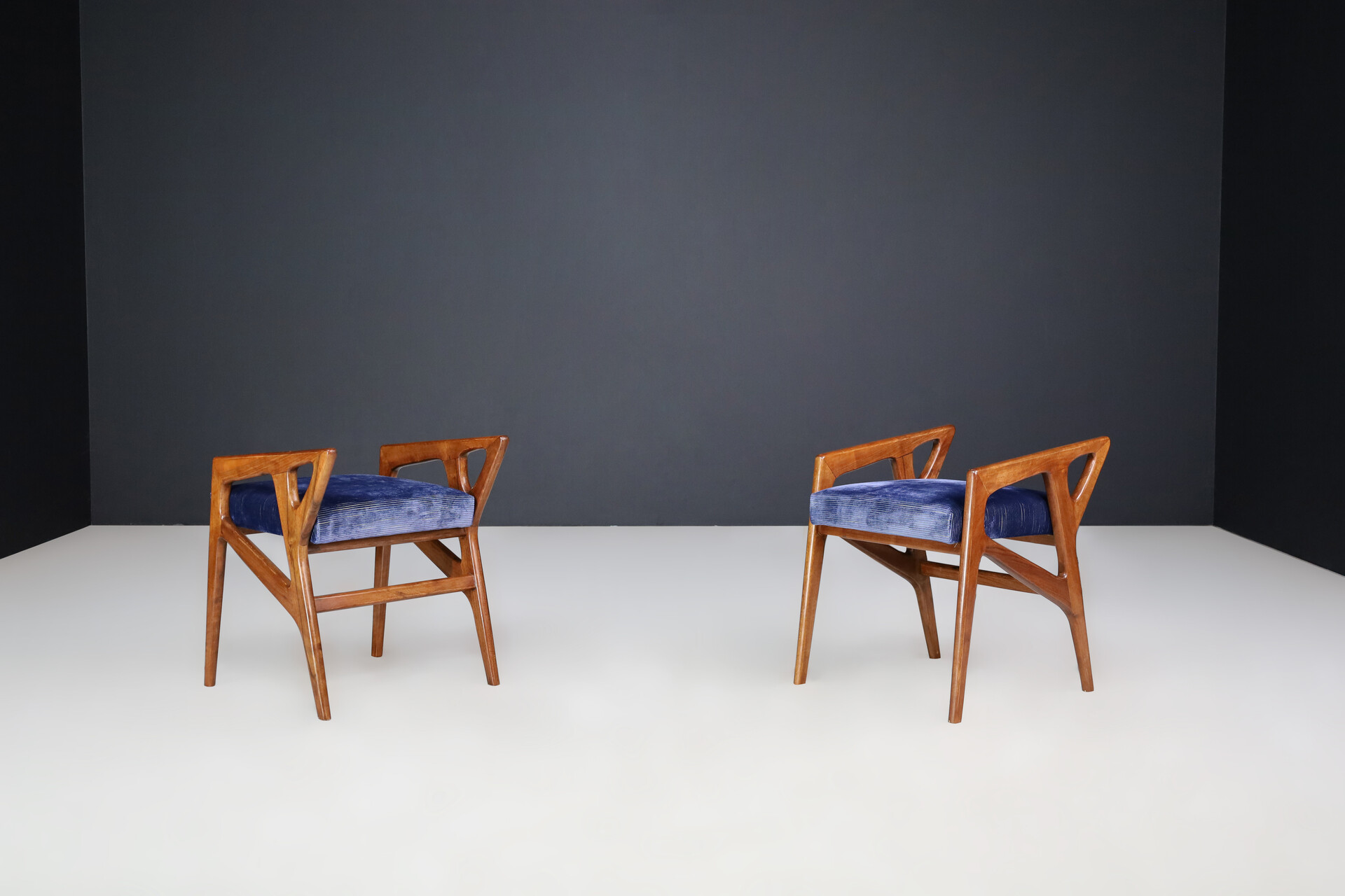 Gio Ponti for Cassina Sculptural Stools in Walnut, Italy, 1950s. Mid-20th century