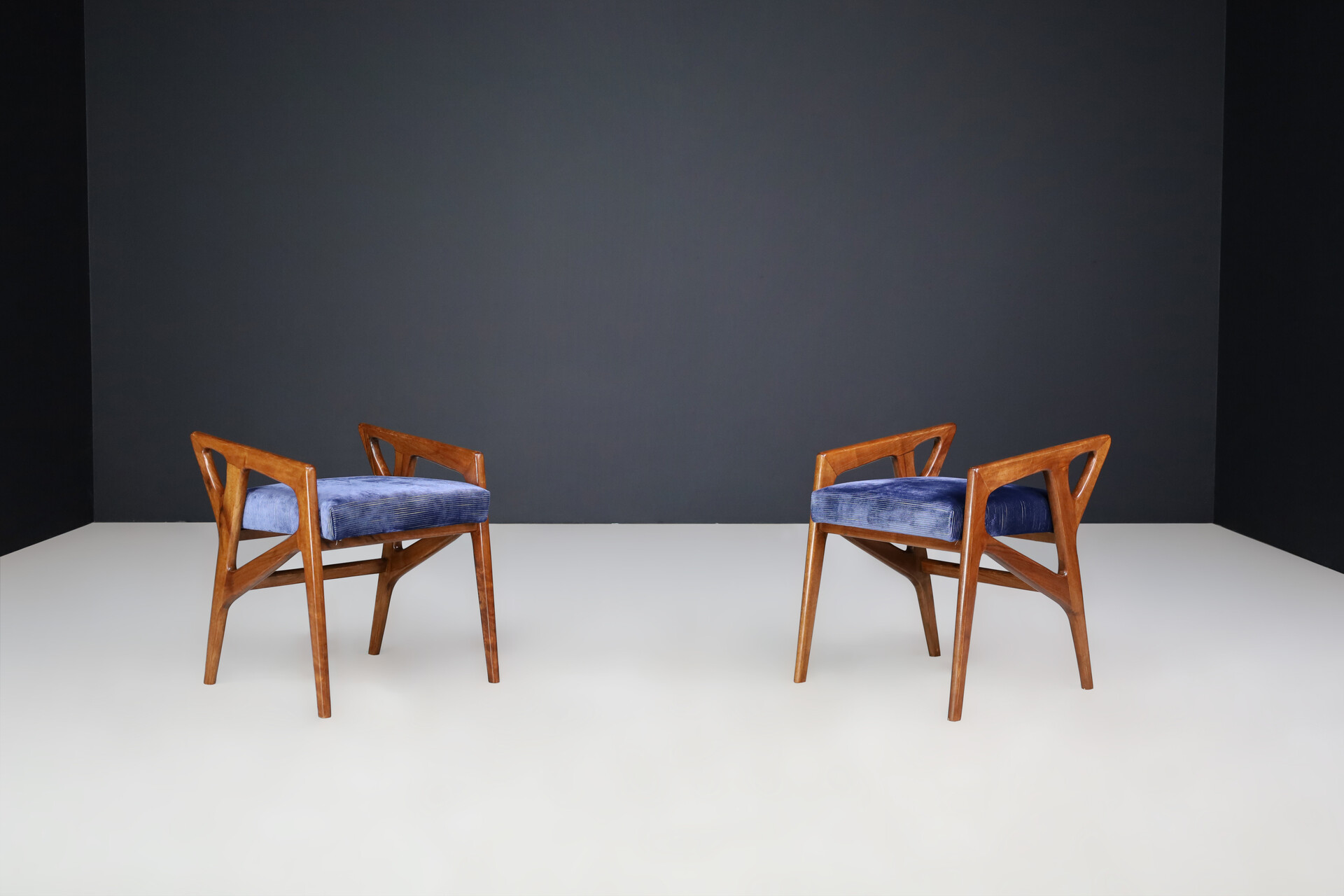 Gio Ponti for Cassina Sculptural Stools in Walnut, Italy, 1950s. Mid-20th century