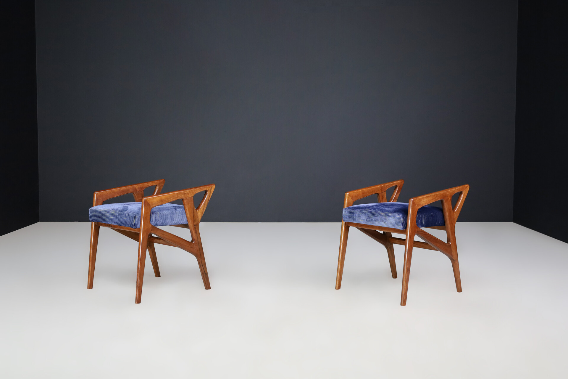 Gio Ponti for Cassina Sculptural Stools in Walnut, Italy, 1950s. Mid-20th century