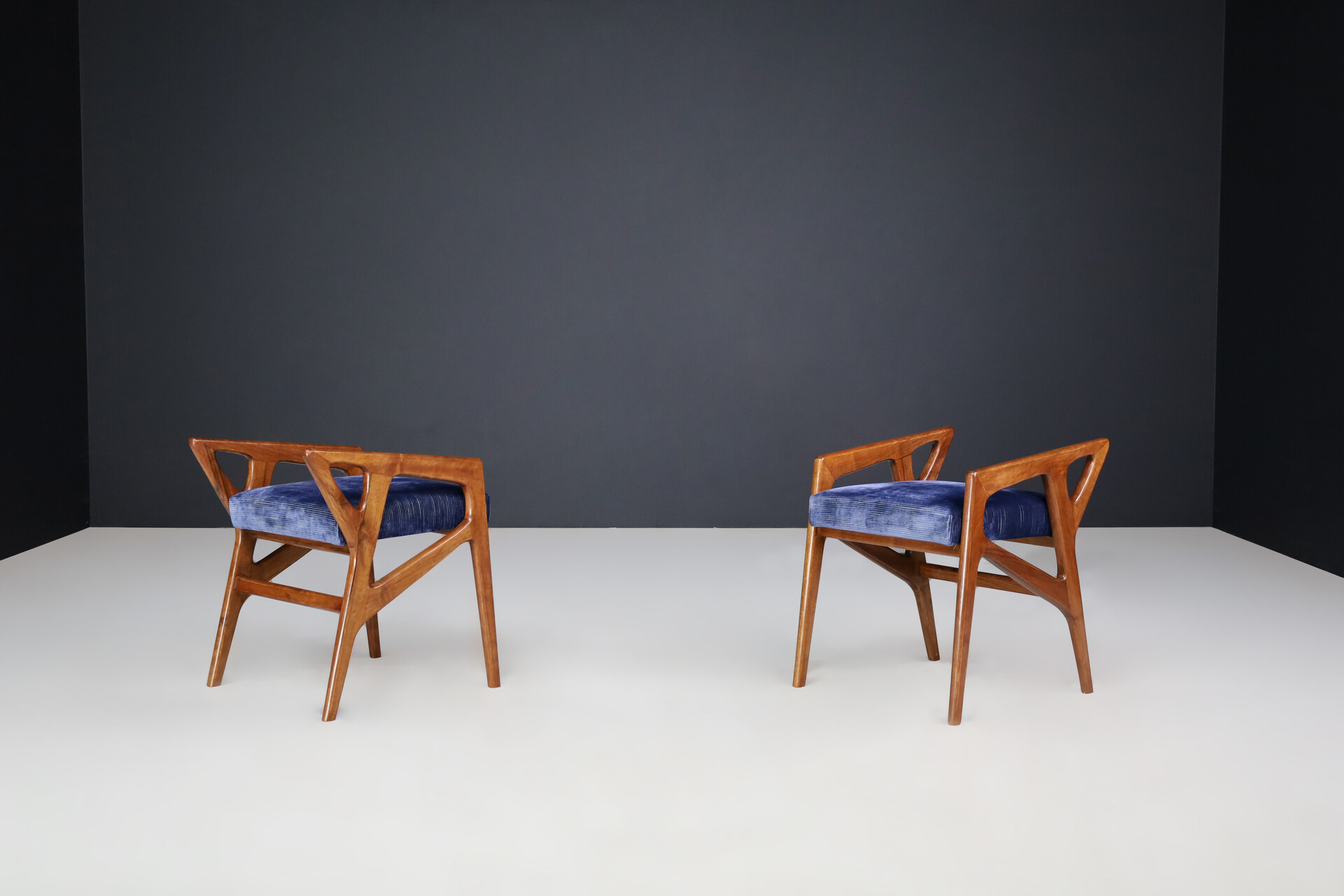 Gio Ponti for Cassina Sculptural Stools in Walnut, Italy, 1950s. Mid-20th century