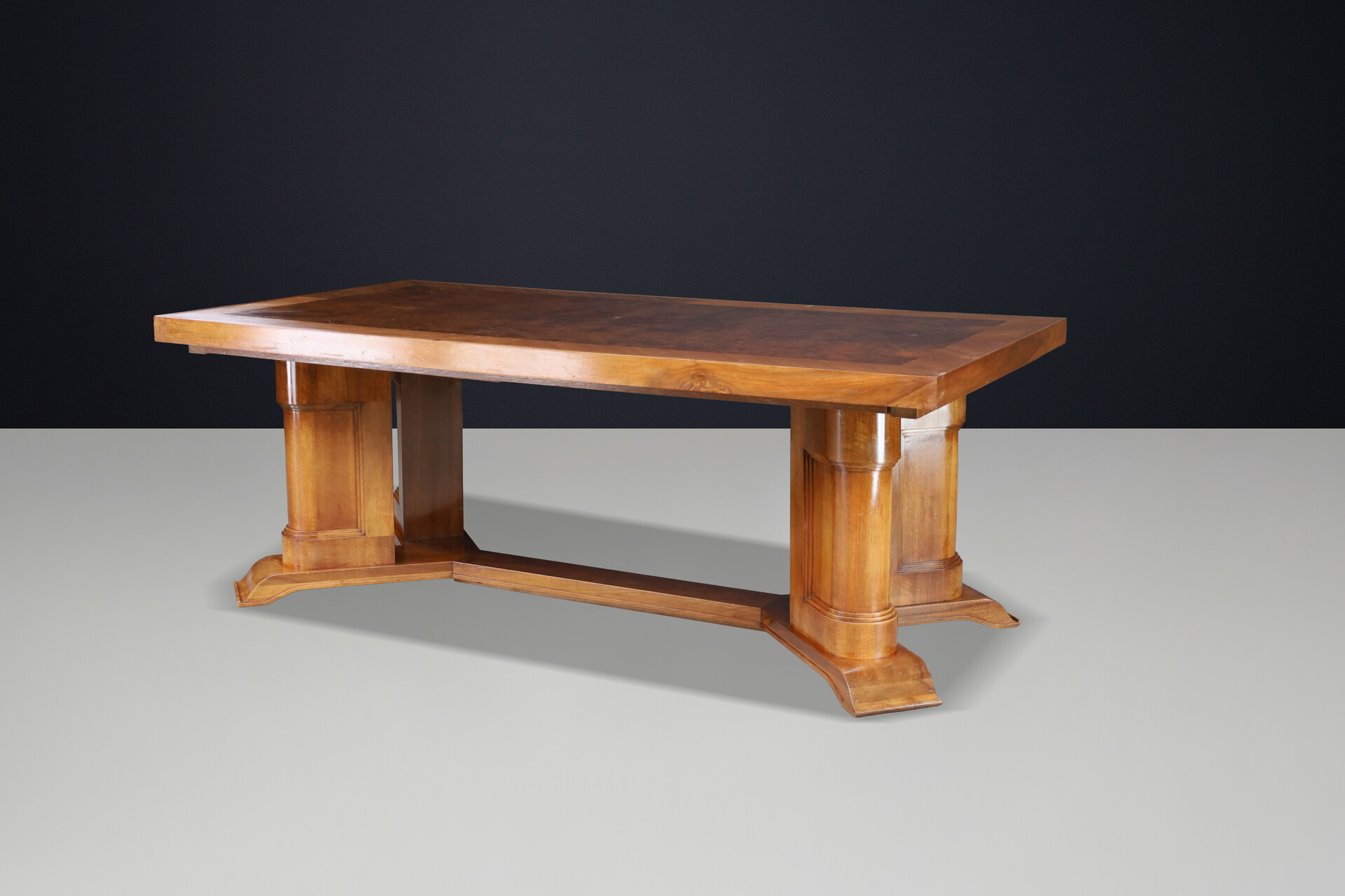 Large 1930s French Art Deco Extending Dining Table in Burl Walnut Early-20th century