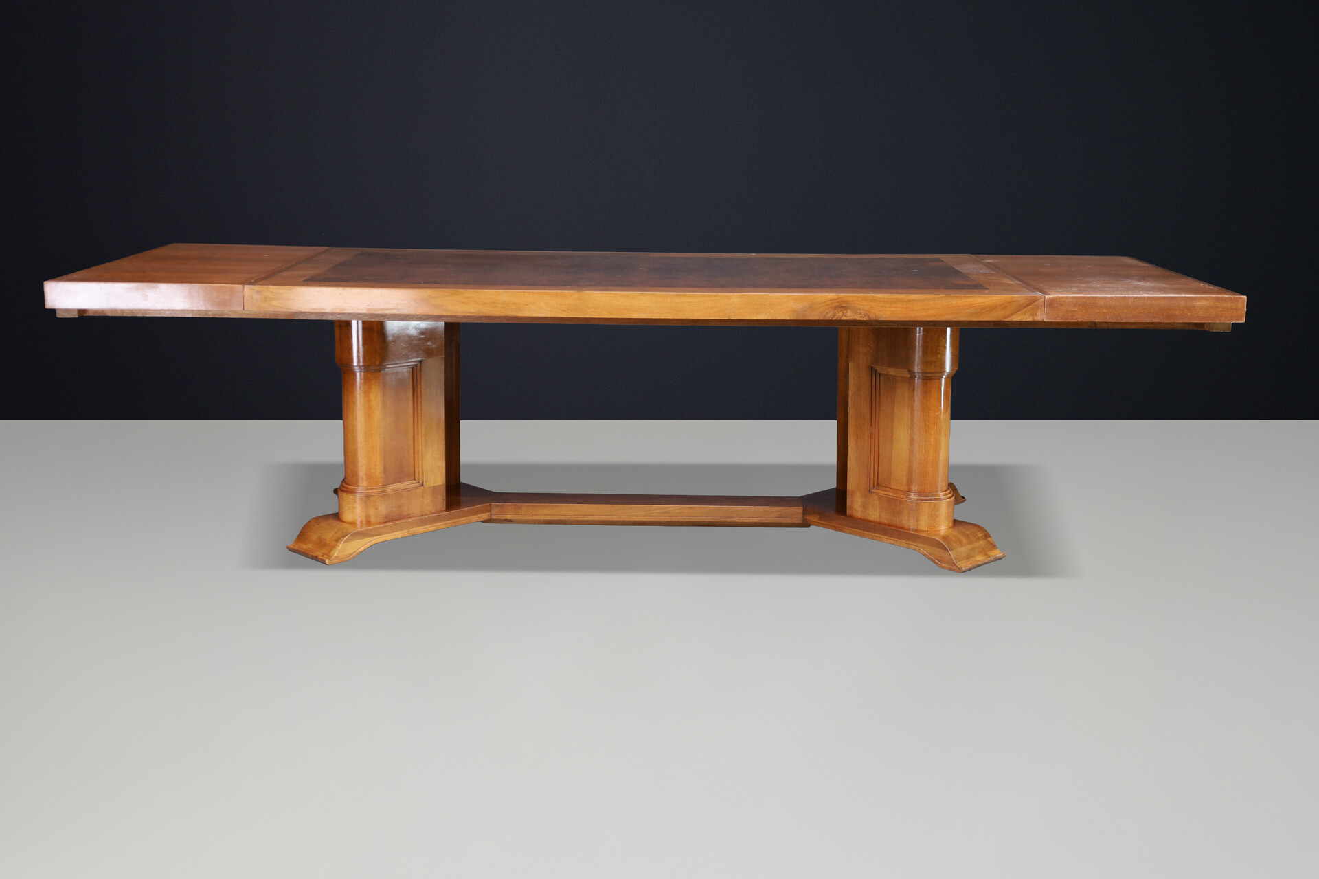 Large 1930s French Art Deco Extending Dining Table in Burl Walnut Early-20th century