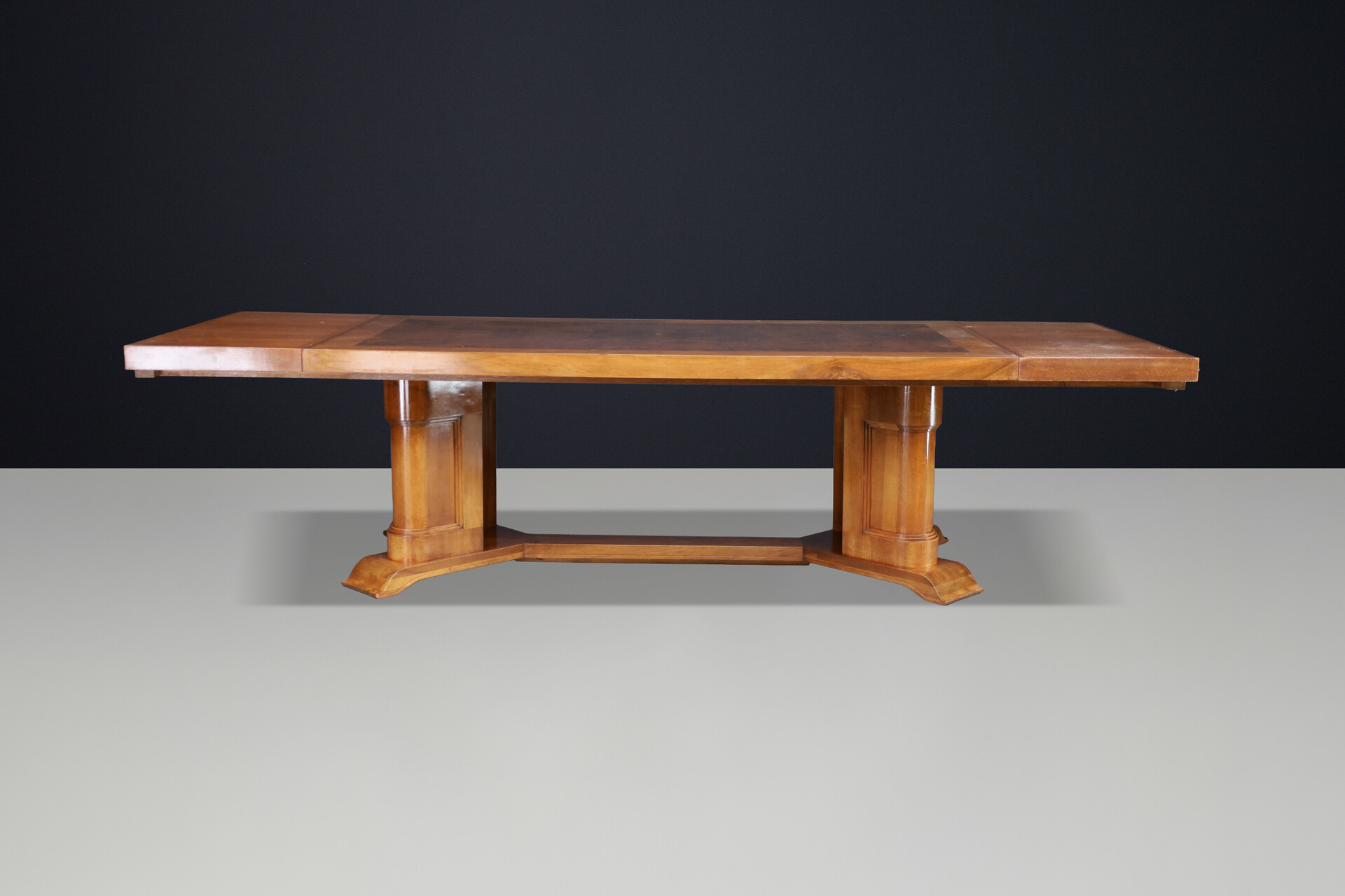 Large 1930s French Art Deco Extending Dining Table in Burl Walnut Early-20th century