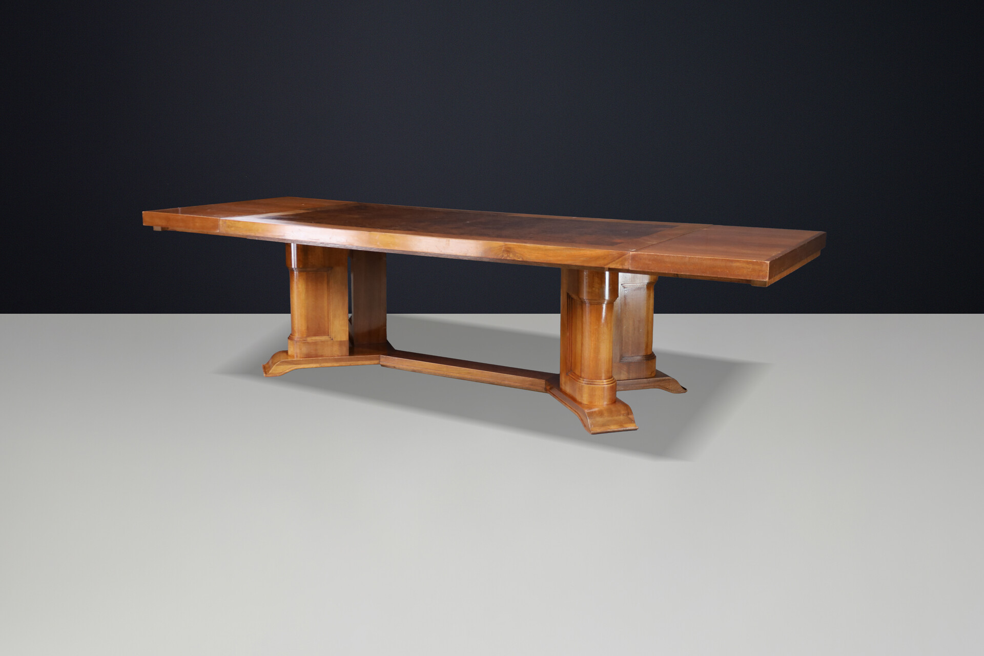 Large 1930s French Art Deco Extending Dining Table in Burl Walnut Early-20th century