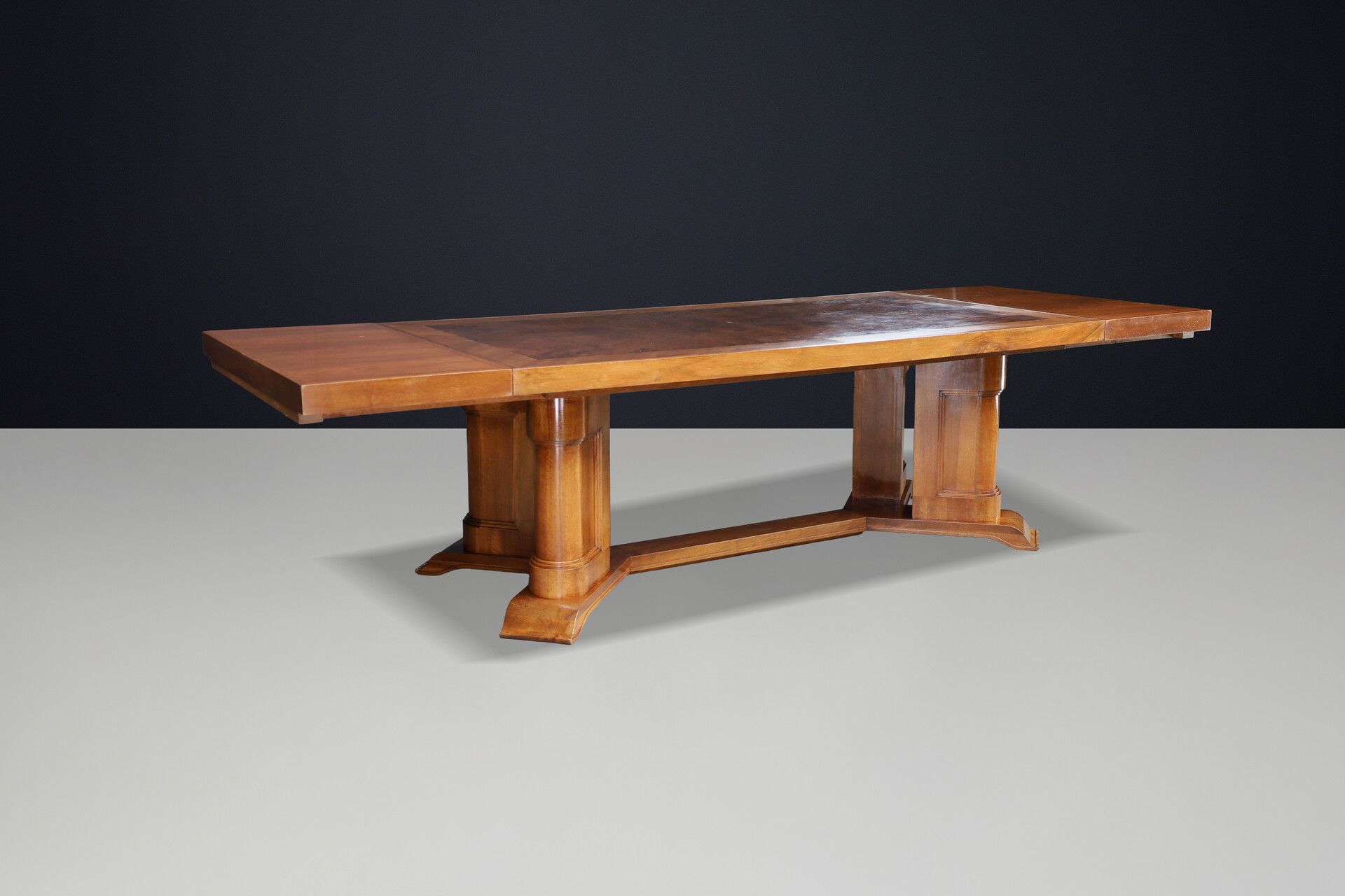 Large 1930s French Art Deco Extending Dining Table in Burl Walnut Early-20th century