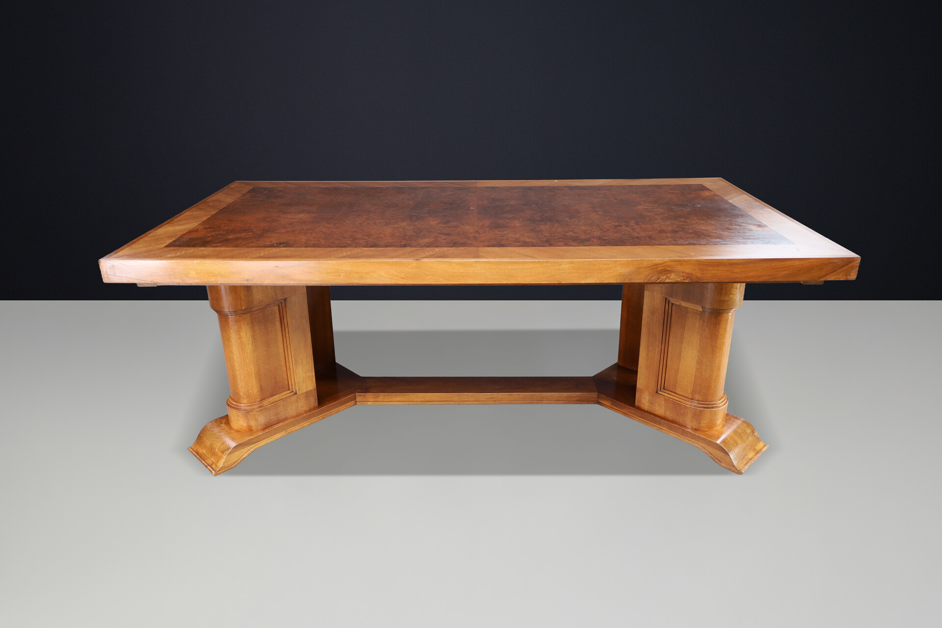 Large 1930s French Art Deco Extending Dining Table in Burl Walnut Early-20th century