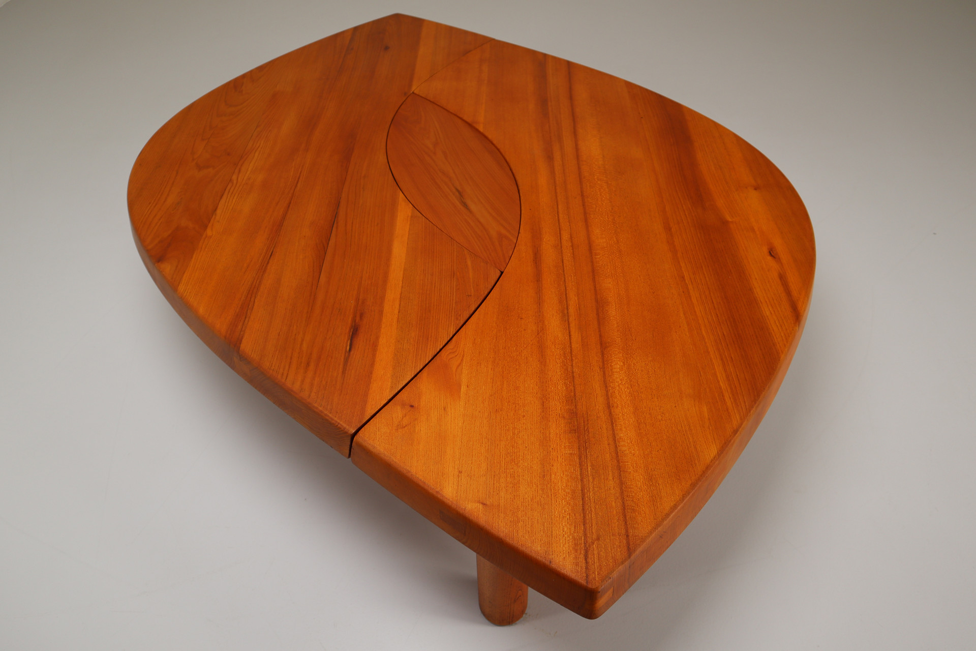 Large T22c Coffee Table L’oeuil in Solid Elm by Pierre Chapo France 1970s Mid-20th century