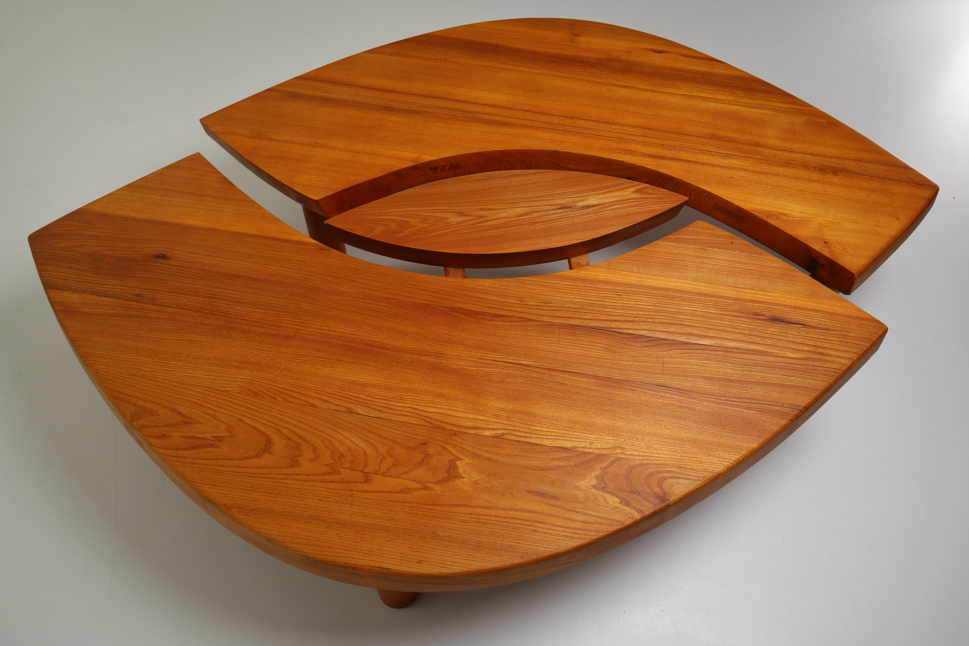 Large T22c Coffee Table L’oeuil in Solid Elm by Pierre Chapo France 1970s Mid-20th century