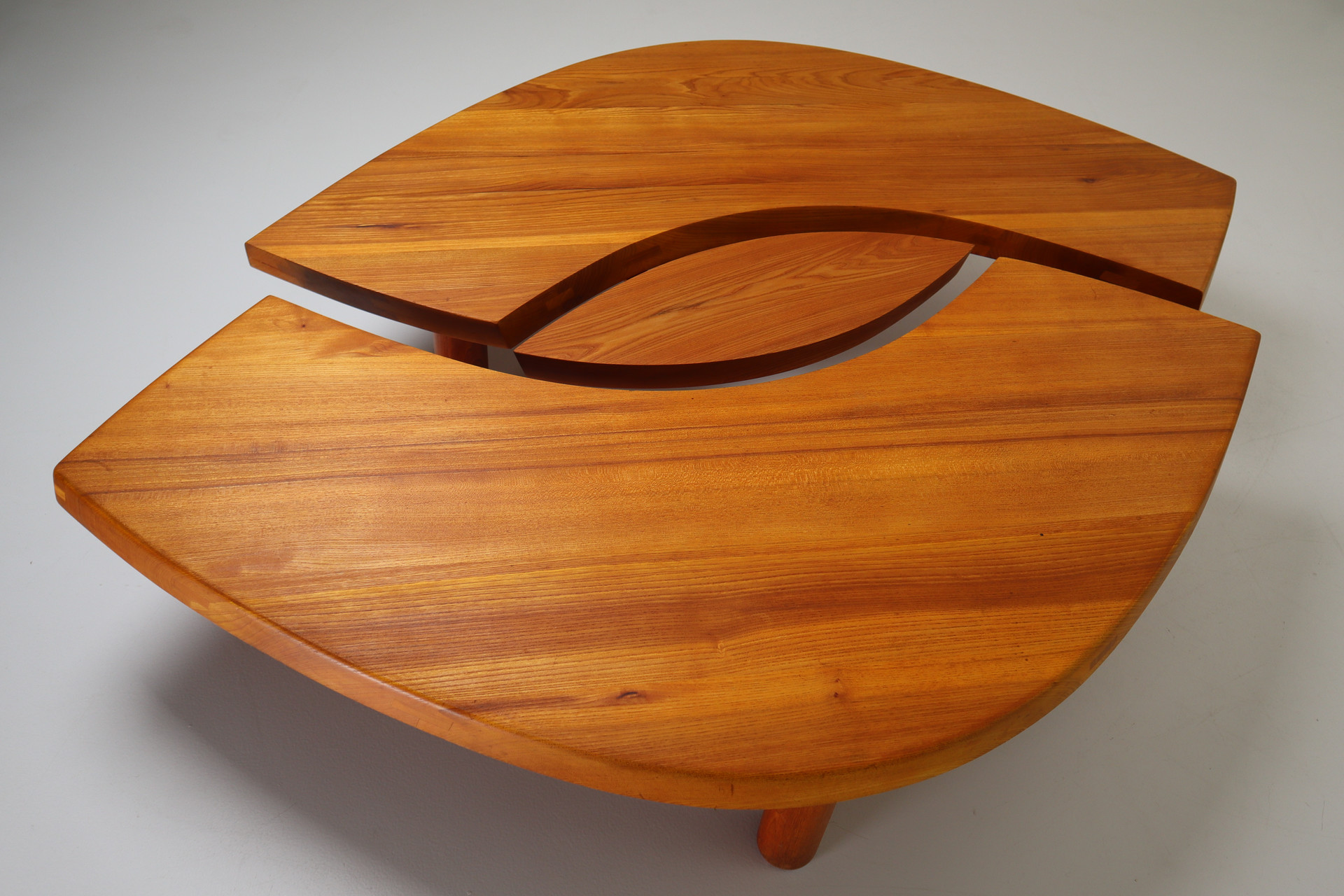 Large T22c Coffee Table L’oeuil in Solid Elm by Pierre Chapo France 1970s Mid-20th century