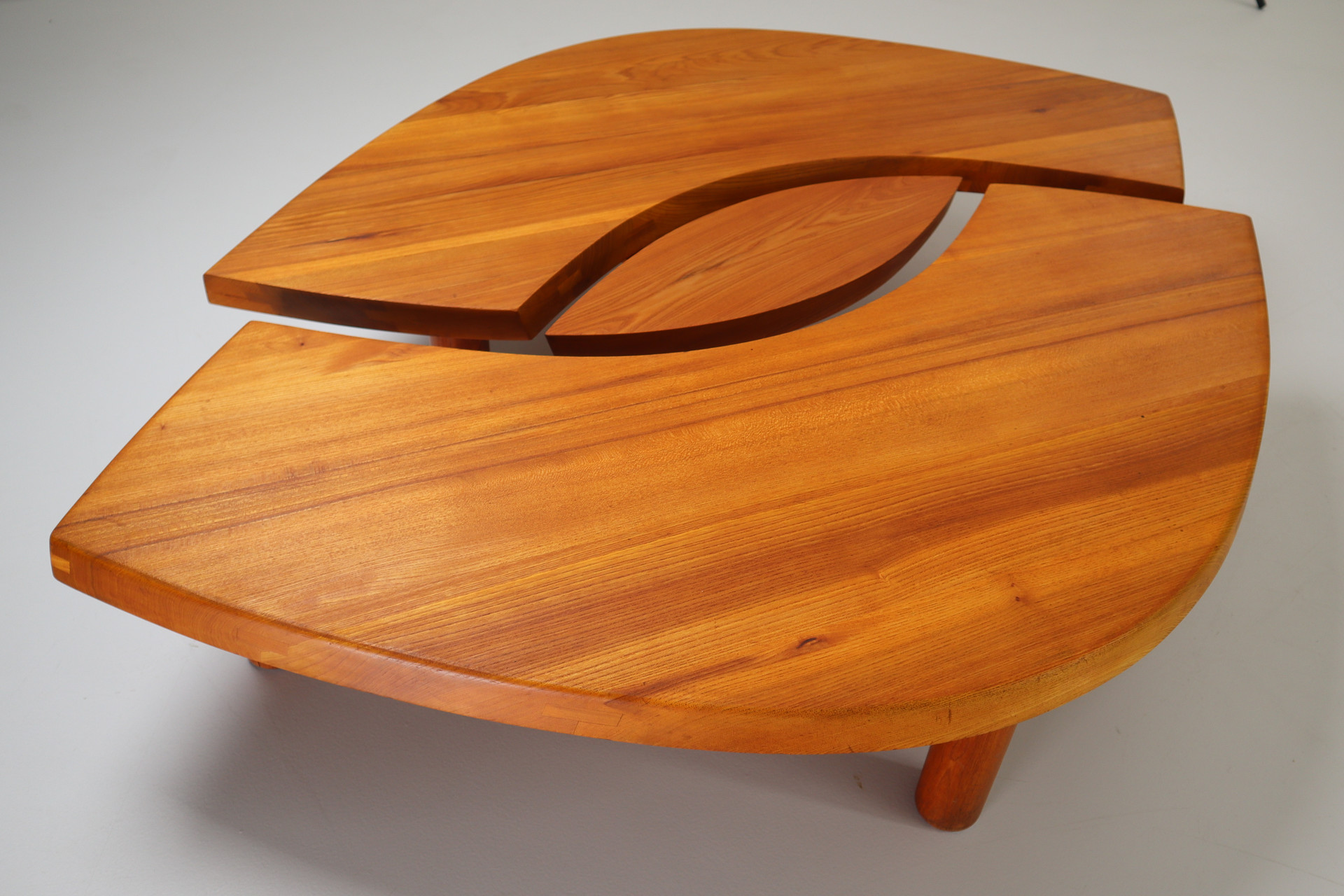 Large T22c Coffee Table L’oeuil in Solid Elm by Pierre Chapo France 1970s Mid-20th century