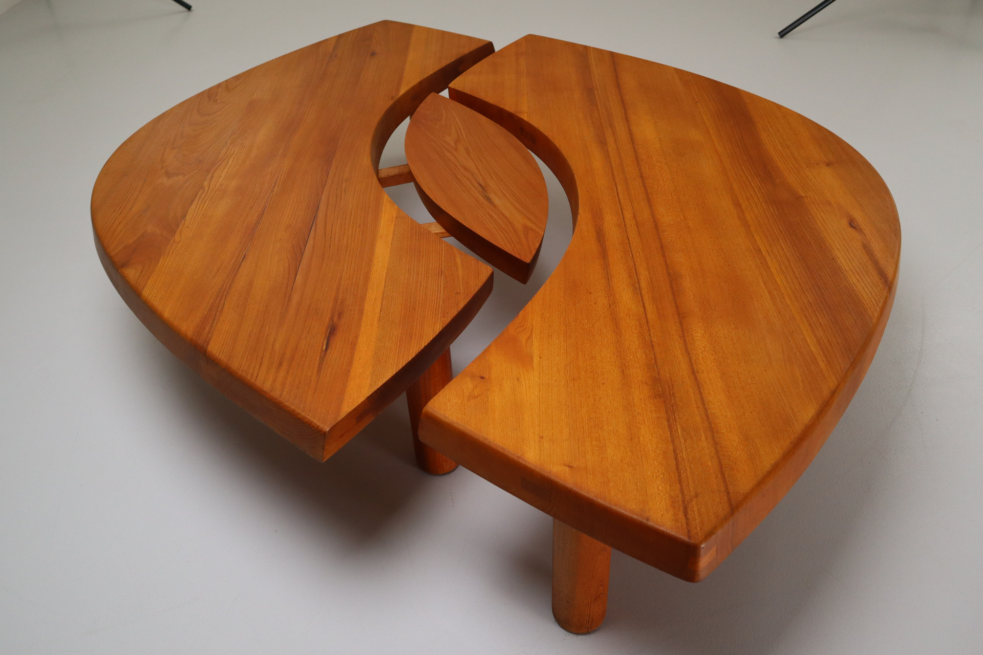 Large T22c Coffee Table L’oeuil in Solid Elm by Pierre Chapo France 1970s Mid-20th century
