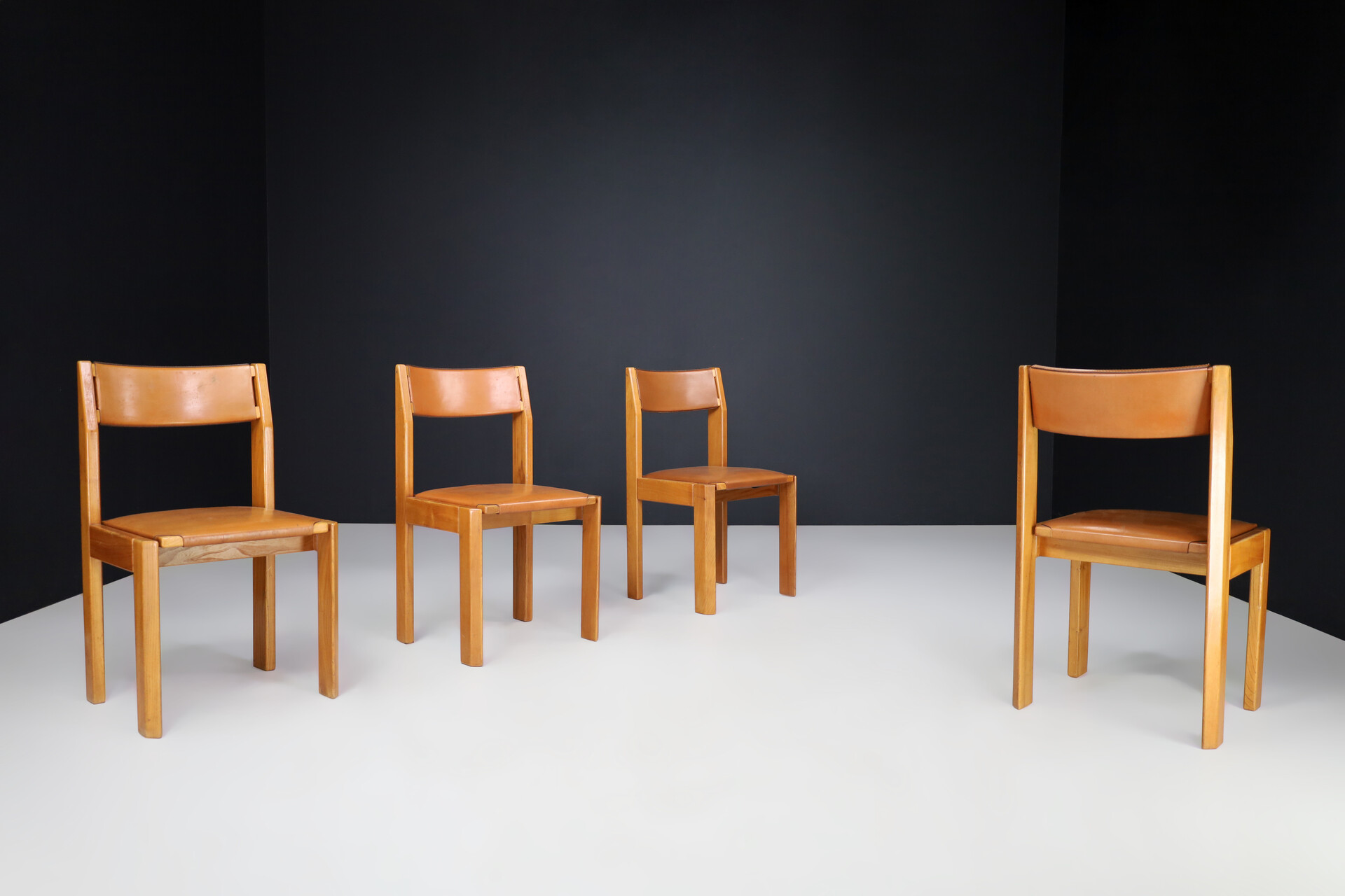 Luigi Gorgoni chairs in elm and leather edition Roche Bobois France 1970 Late-20th century