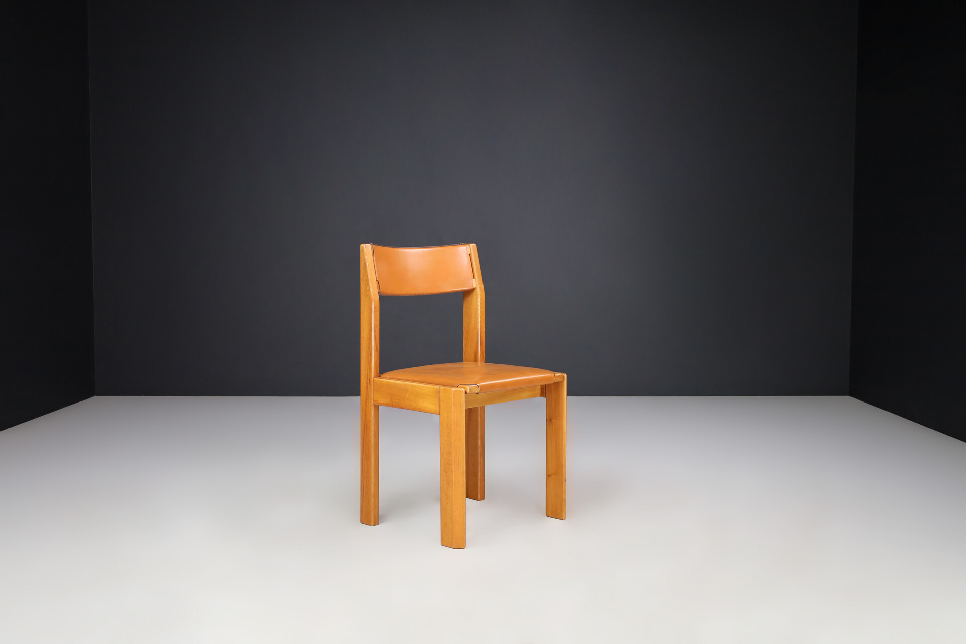 Luigi Gorgoni chairs in elm and leather edition Roche Bobois France 1970 Late-20th century
