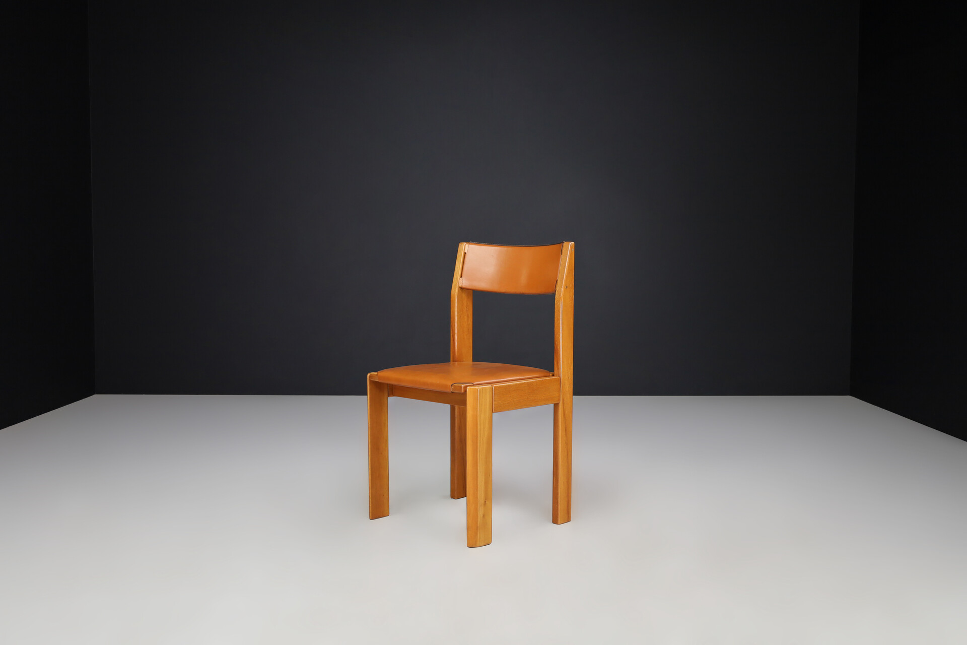 Luigi Gorgoni chairs in elm and leather edition Roche Bobois France 1970 Late-20th century