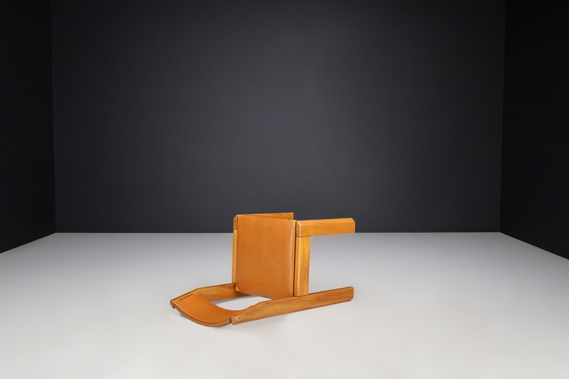 Luigi Gorgoni chairs in elm and leather edition Roche Bobois France 1970 Late-20th century
