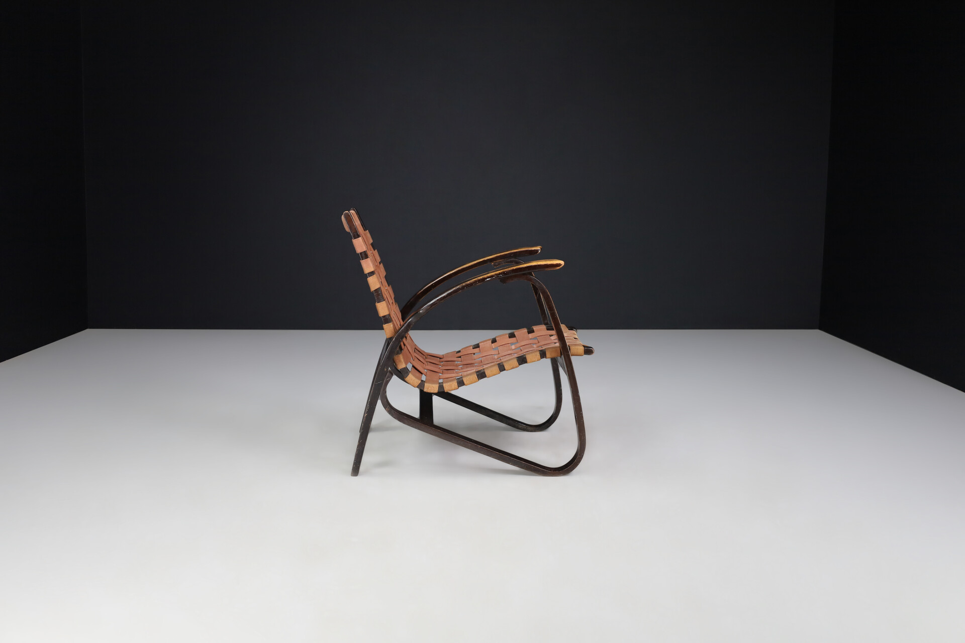 Mid-Century Jan Vaněk Lounge Chair in Bentwood and Canvas, Praque, 1940s Mid-20th century