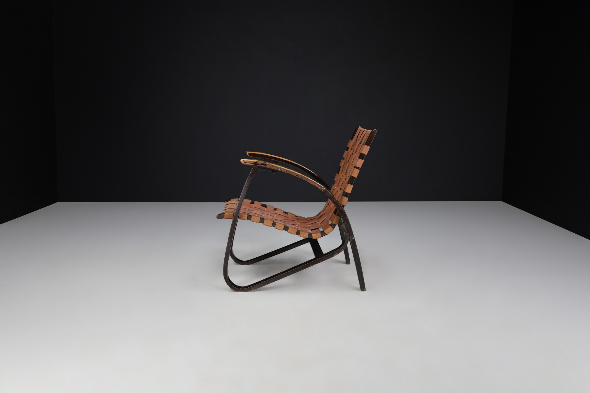 Mid-Century Jan Vaněk Lounge Chair in Bentwood and Canvas, Praque, 1940s Mid-20th century