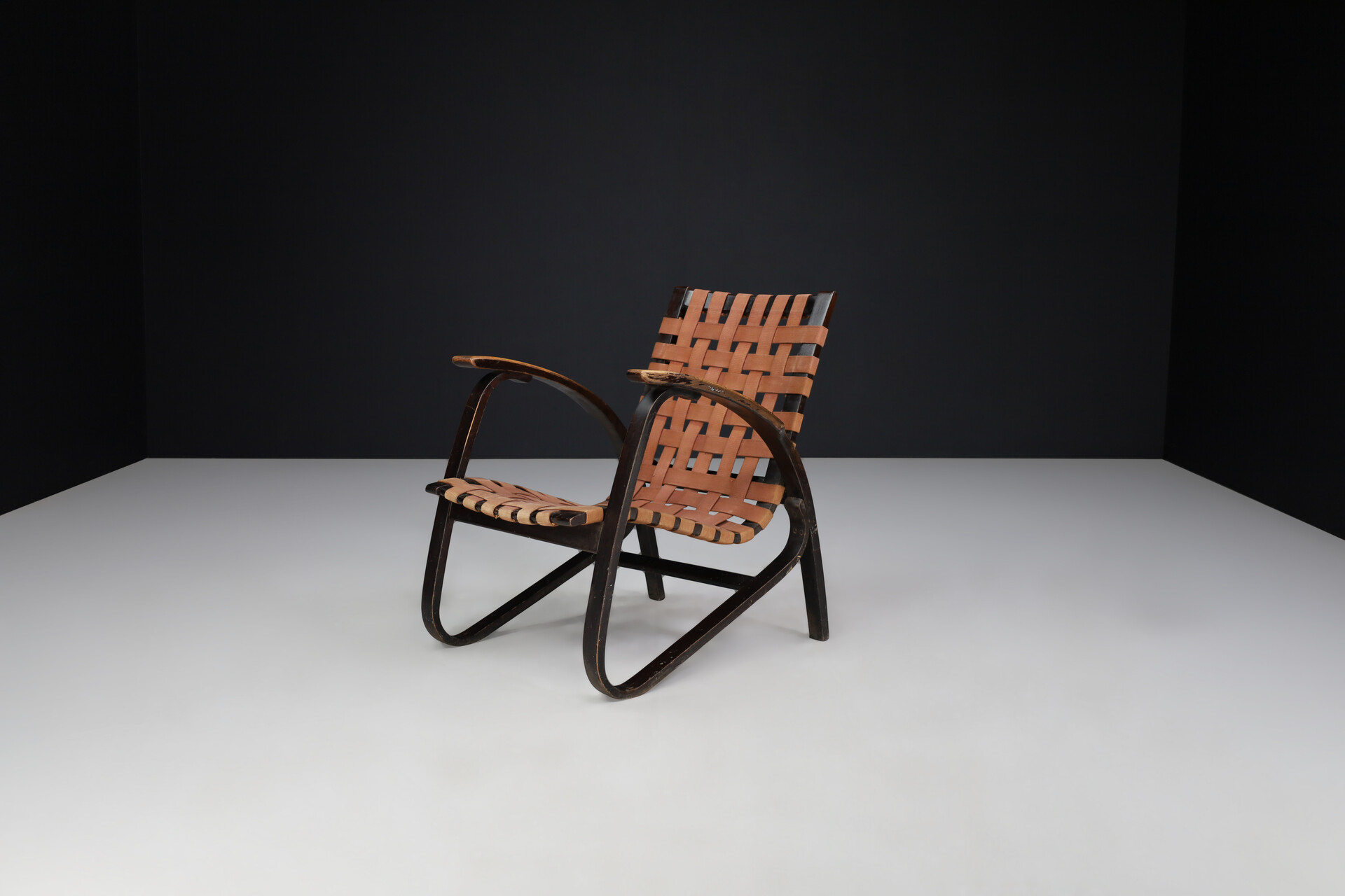 Mid-Century Jan Vaněk Lounge Chair in Bentwood and Canvas, Praque, 1940s Mid-20th century