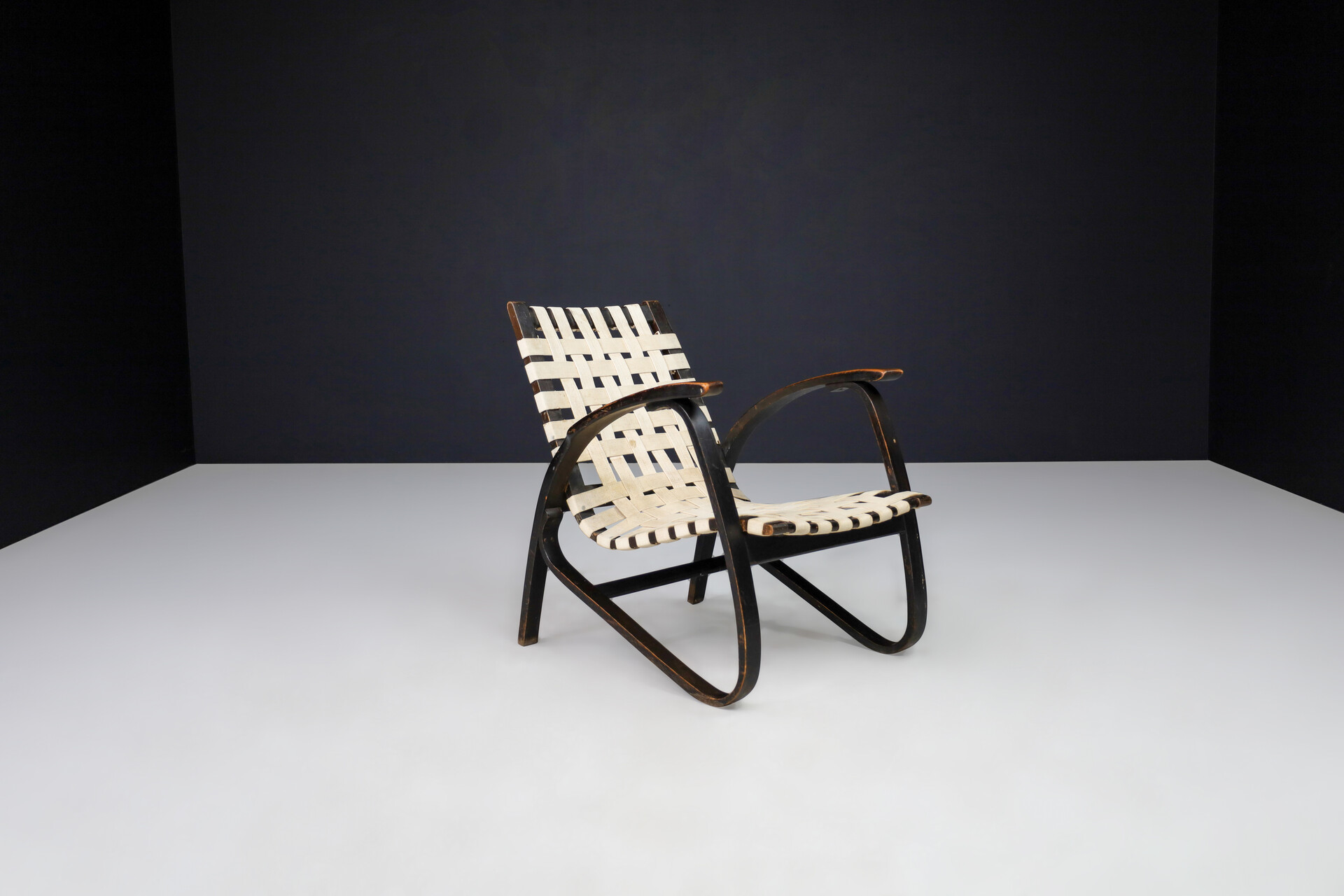 Mid-Century Jan Vaněk Lounge Chair in Bentwood and Canvas, Praque, 1940s Mid-20th century