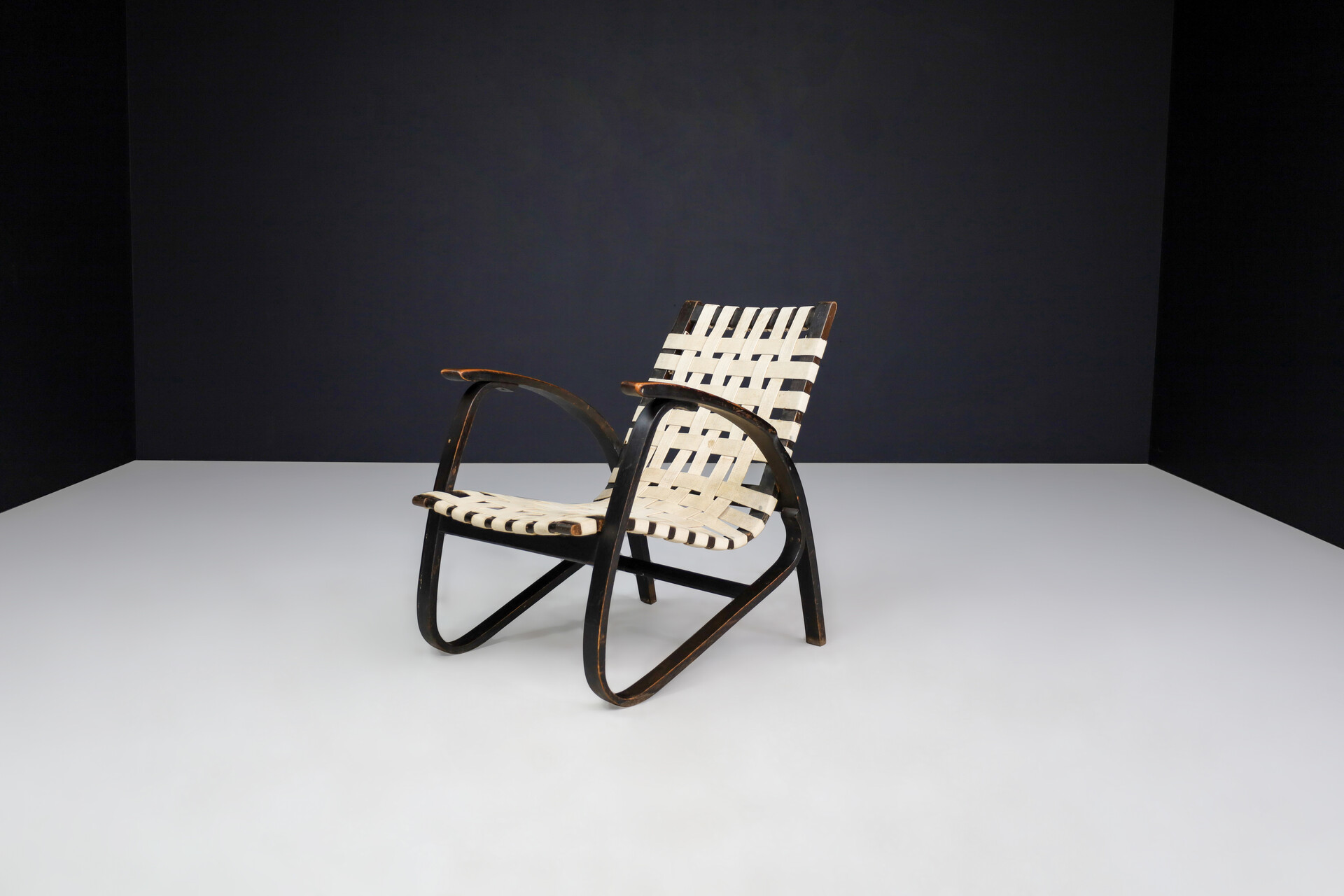 Mid-Century Jan Vaněk Lounge Chair in Bentwood and Canvas, Praque, 1940s Mid-20th century