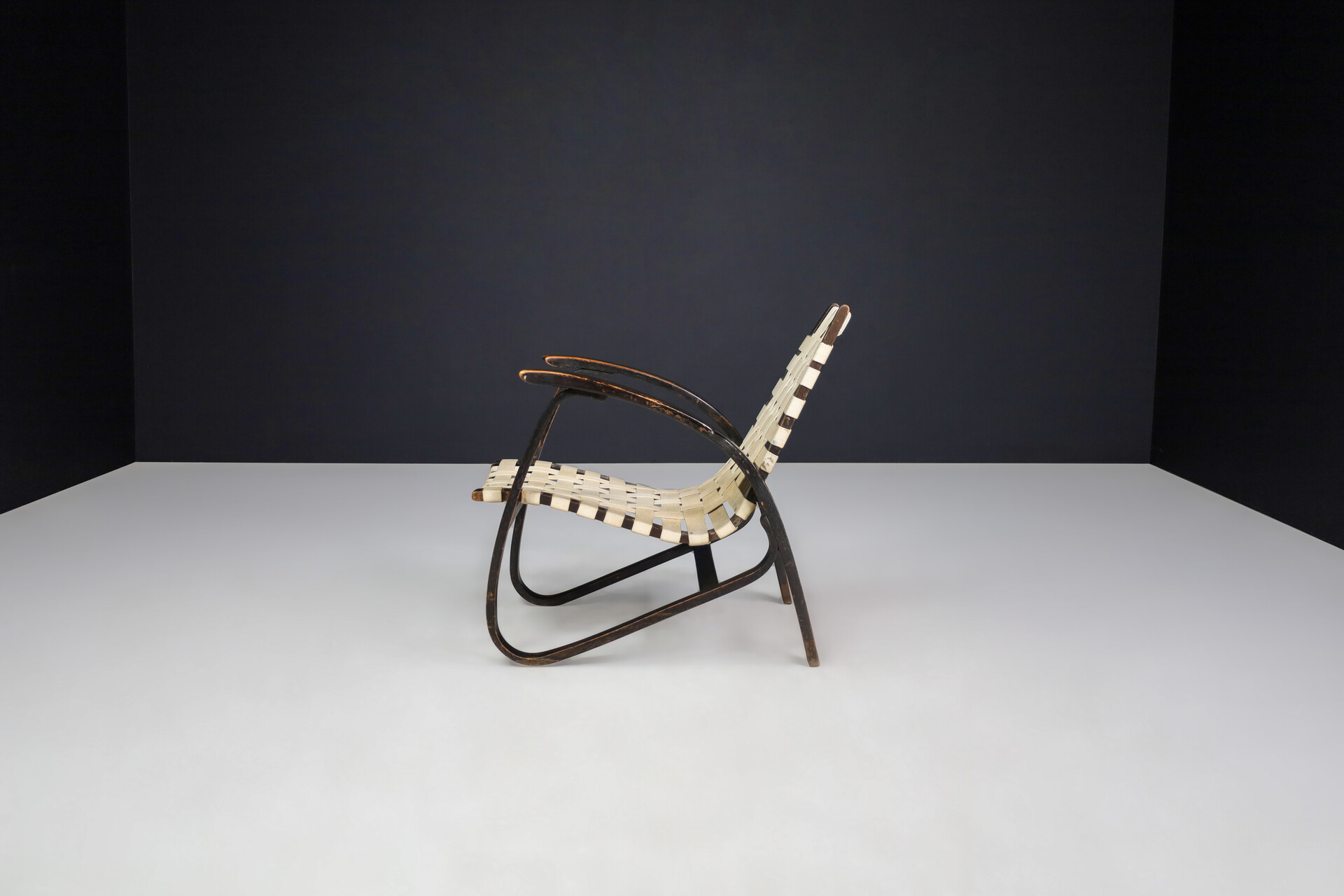 Mid-Century Jan Vaněk Lounge Chair in Bentwood and Canvas, Praque, 1940s Mid-20th century