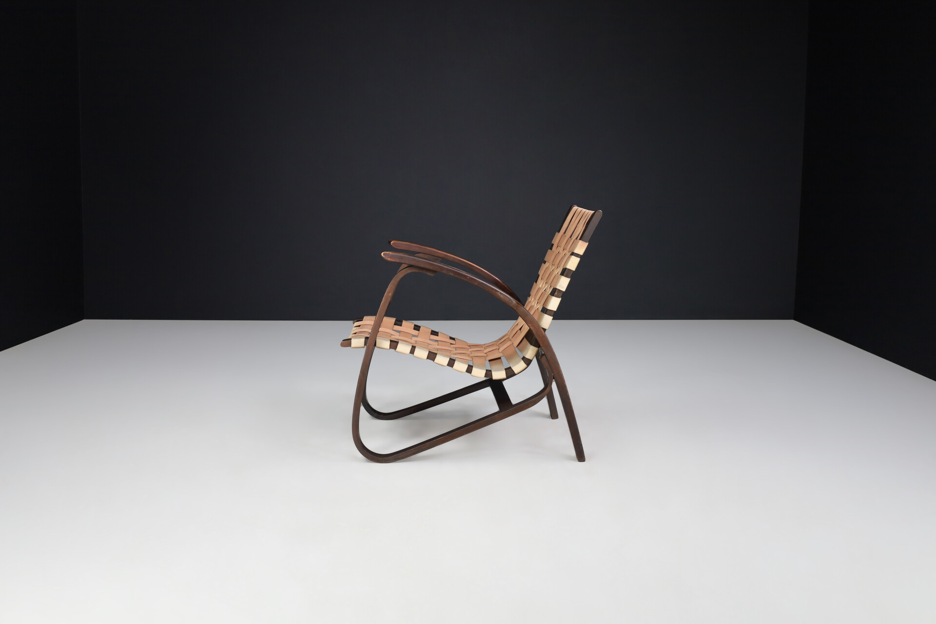 Mid-Century Jan Vaněk Lounge Chair in Bentwood and Canvas, Praque, 1940s Mid-20th century