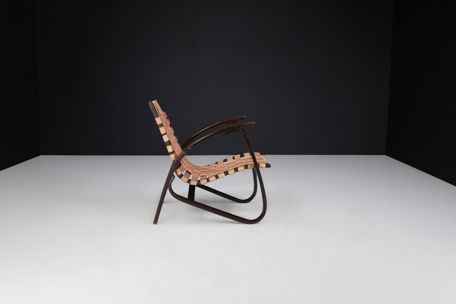 Mid-Century Jan Vaněk Lounge Chair in Bentwood and Canvas, Praque, 1940s Mid-20th century