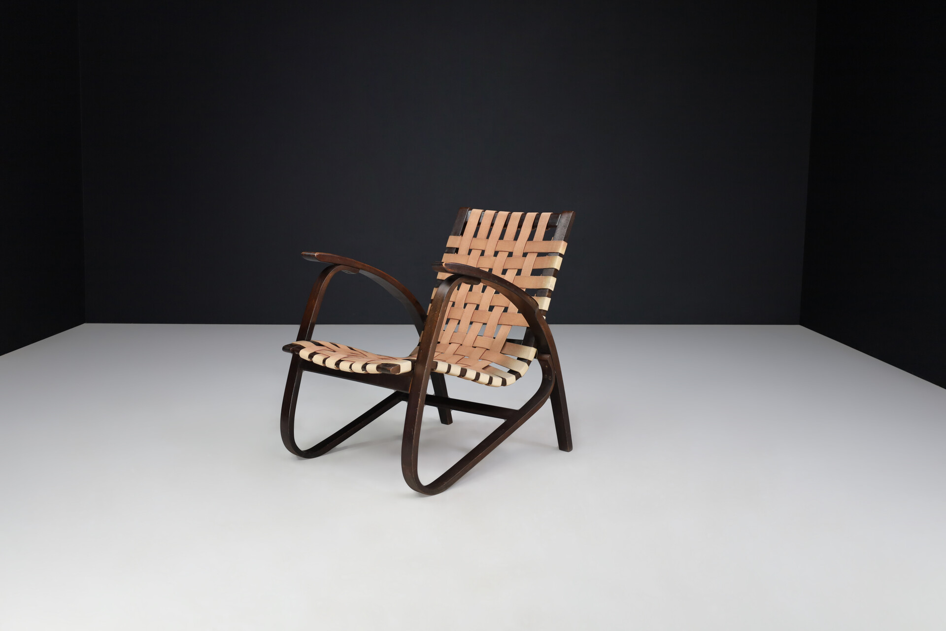 Mid-Century Jan Vaněk Lounge Chair in Bentwood and Canvas, Praque, 1940s Mid-20th century