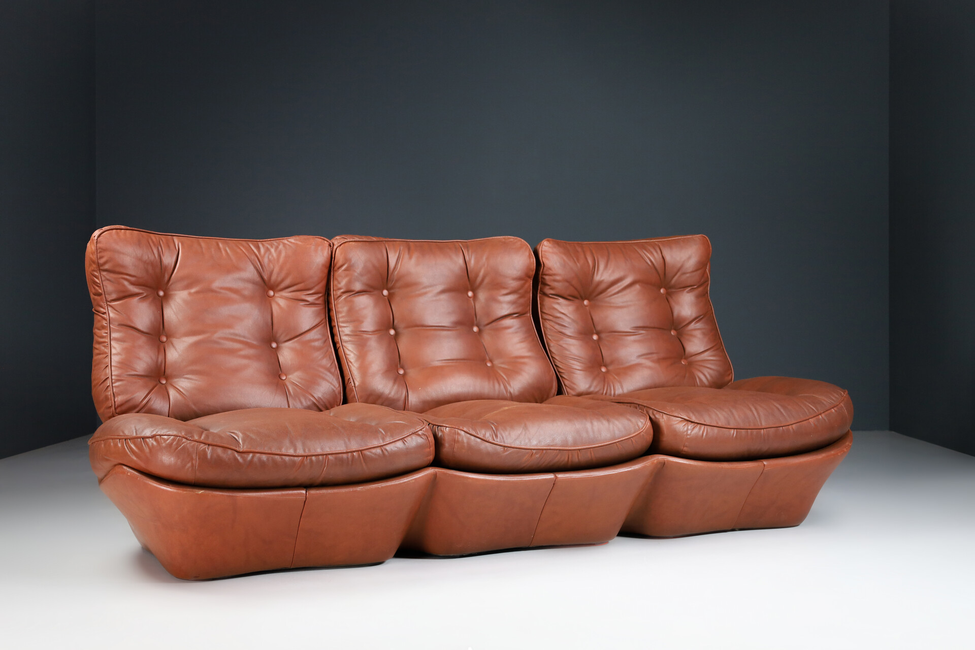 Mid century modern 3 seat Leather lounge sofa, italy 1970s Late-20th century