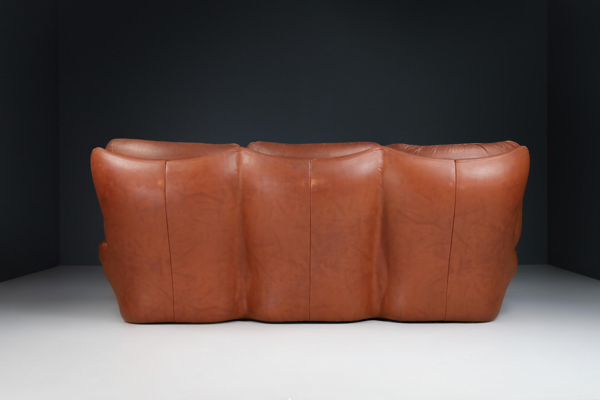 Mid century modern 3 seat Leather lounge sofa, italy 1970s Late-20th century