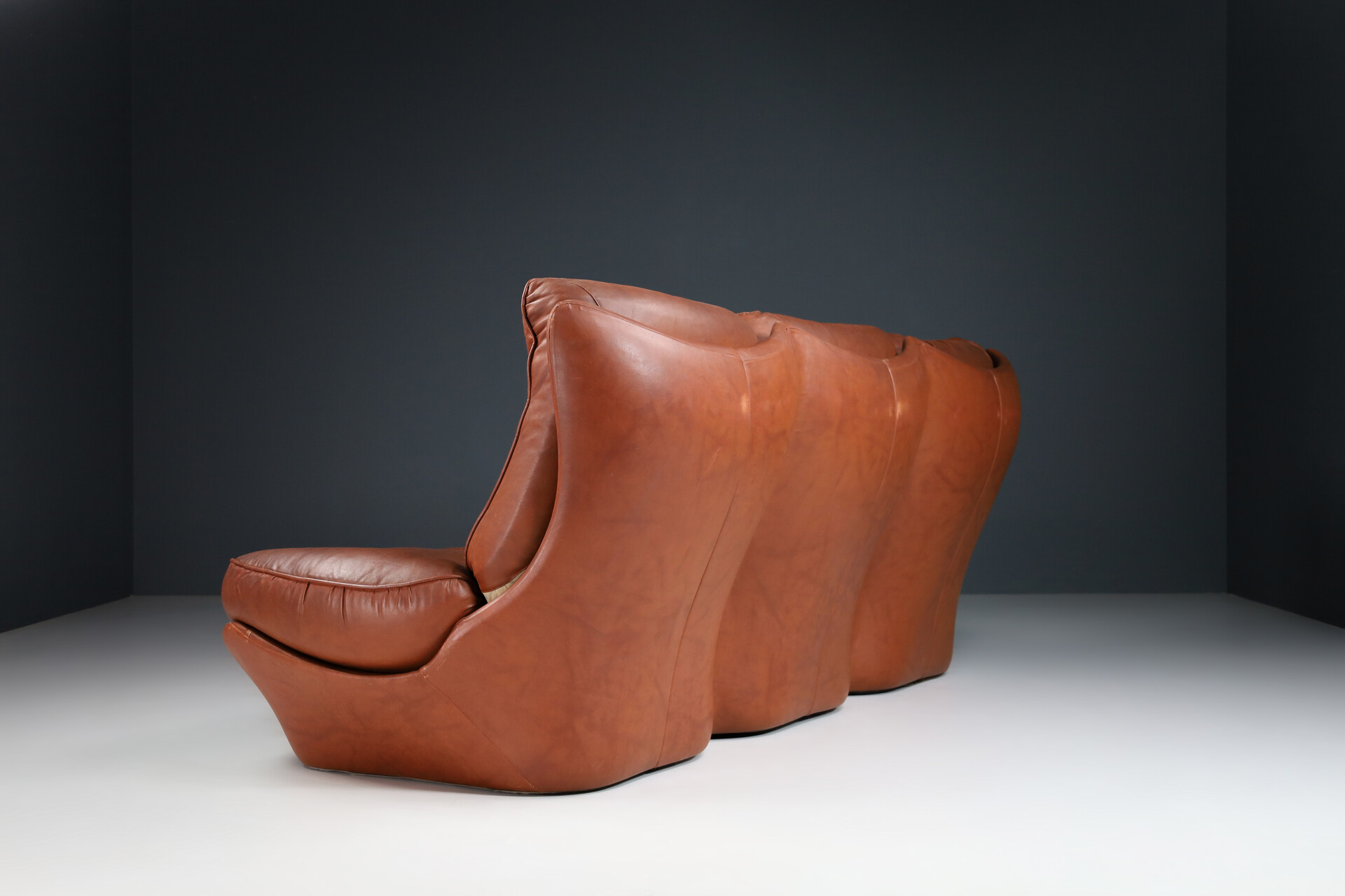 Mid century modern 3 seat Leather lounge sofa, italy 1970s Late-20th century